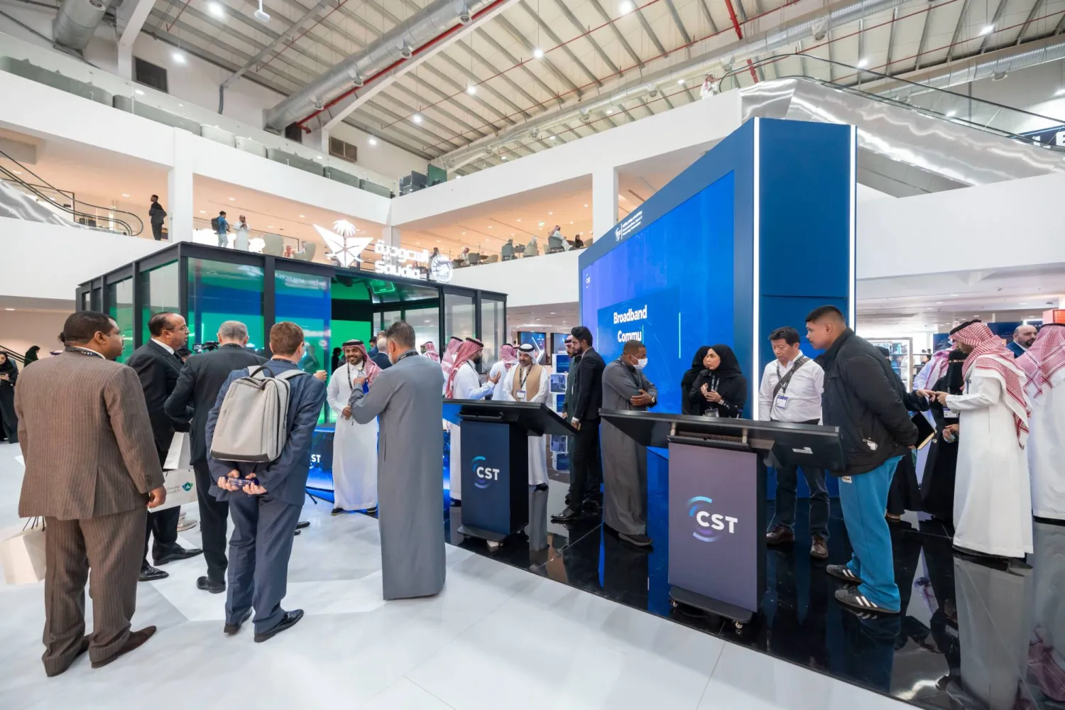 جانب من استعراض شبكات المستقبل وجهود هيئة الاتصالات والفضاء والتقنية في تبني الاستدامة الرقمية لزوار جناحها (منصة إكس)