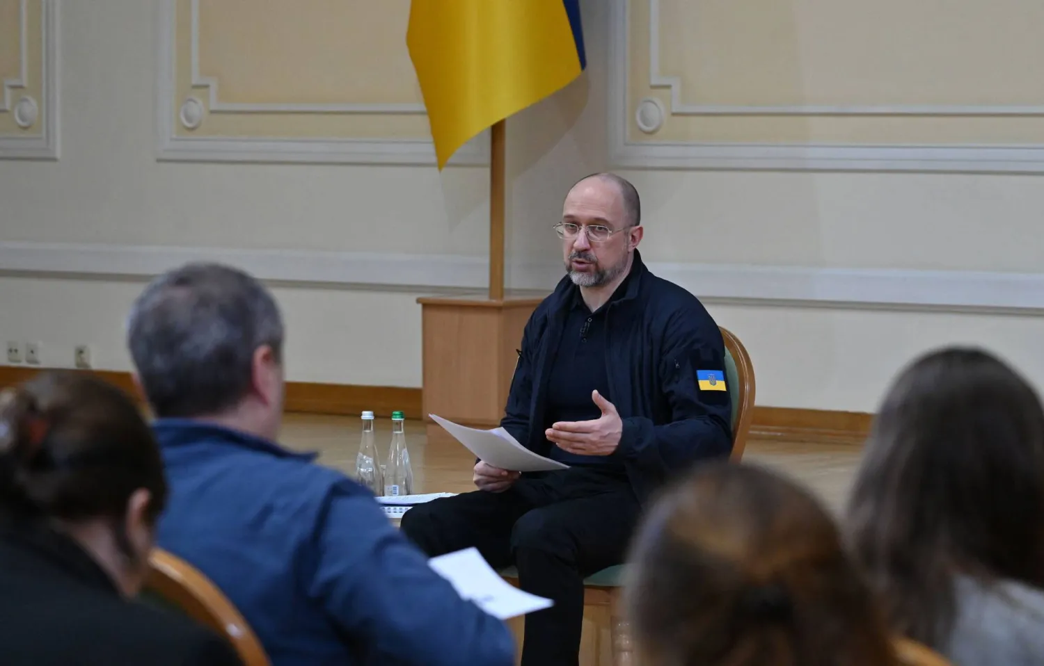 رئيس الوزراء الأوكراني دينيس شميغال يتحدث لصحافيين في كييف الاثنين (أ.ف.ب)