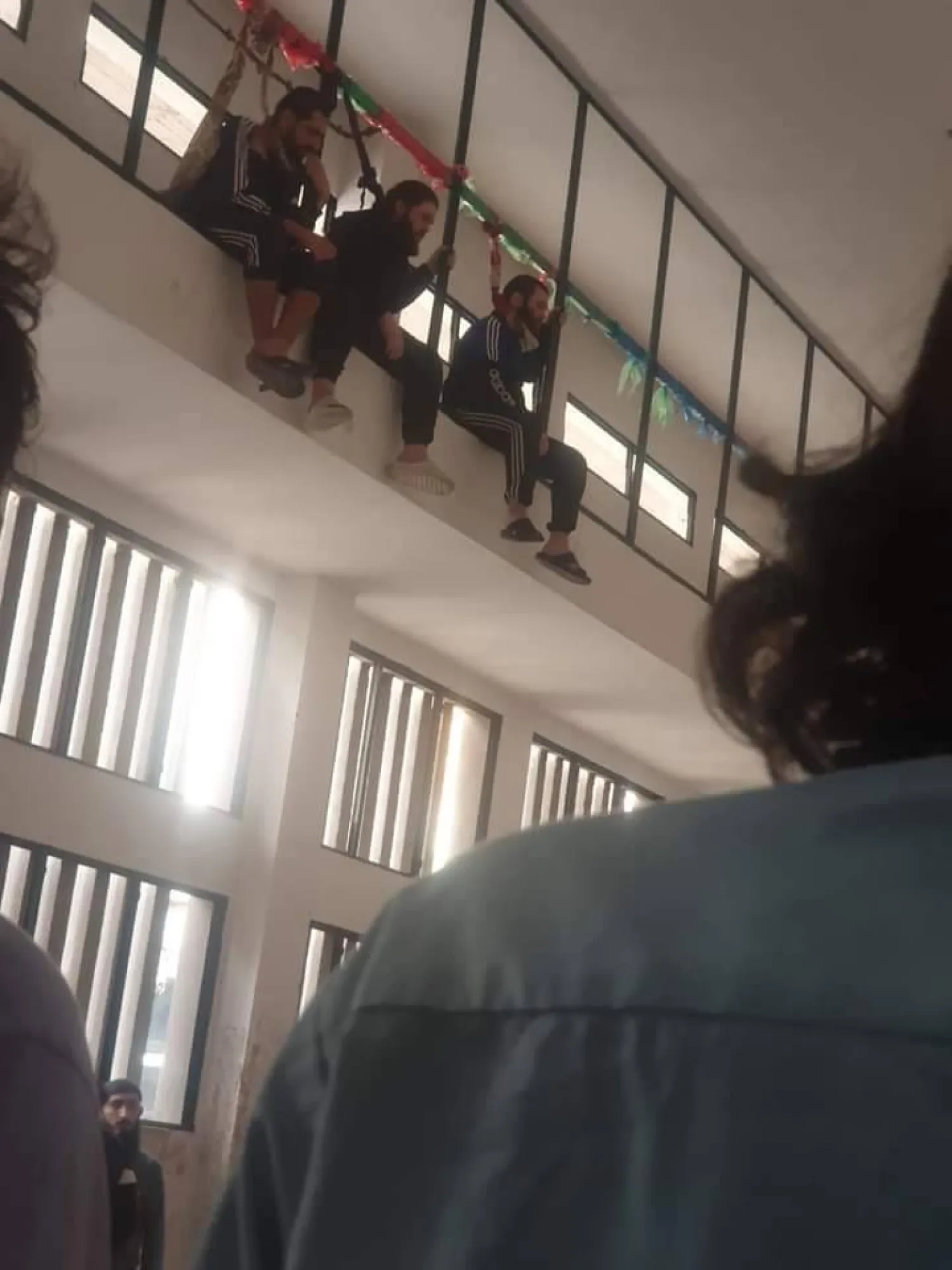 متداولة عن مقطع فيديو مسرب من أحد السجون اللبنانية لمحاولة سجناء منشقين عن الجيش السوري شنق أنفسهم