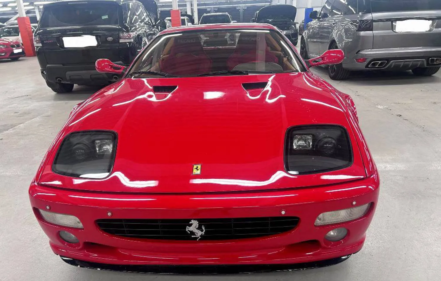 سيارة فيراري تيستاروسا الرياضية التي سُرقت من السائق السابق غيرهارد بيرغر بعد استعادتها من قبل الشرطة البريطانية (أ.ف.ب)