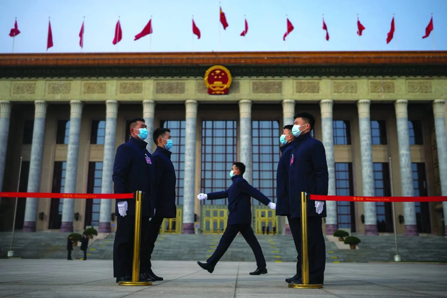 
مبنى البرلمان الصيني في العاصمة بكين يتأهب لاستقبال المؤتمر السنوي برئاسة شي جينبينغ (أ.ب)