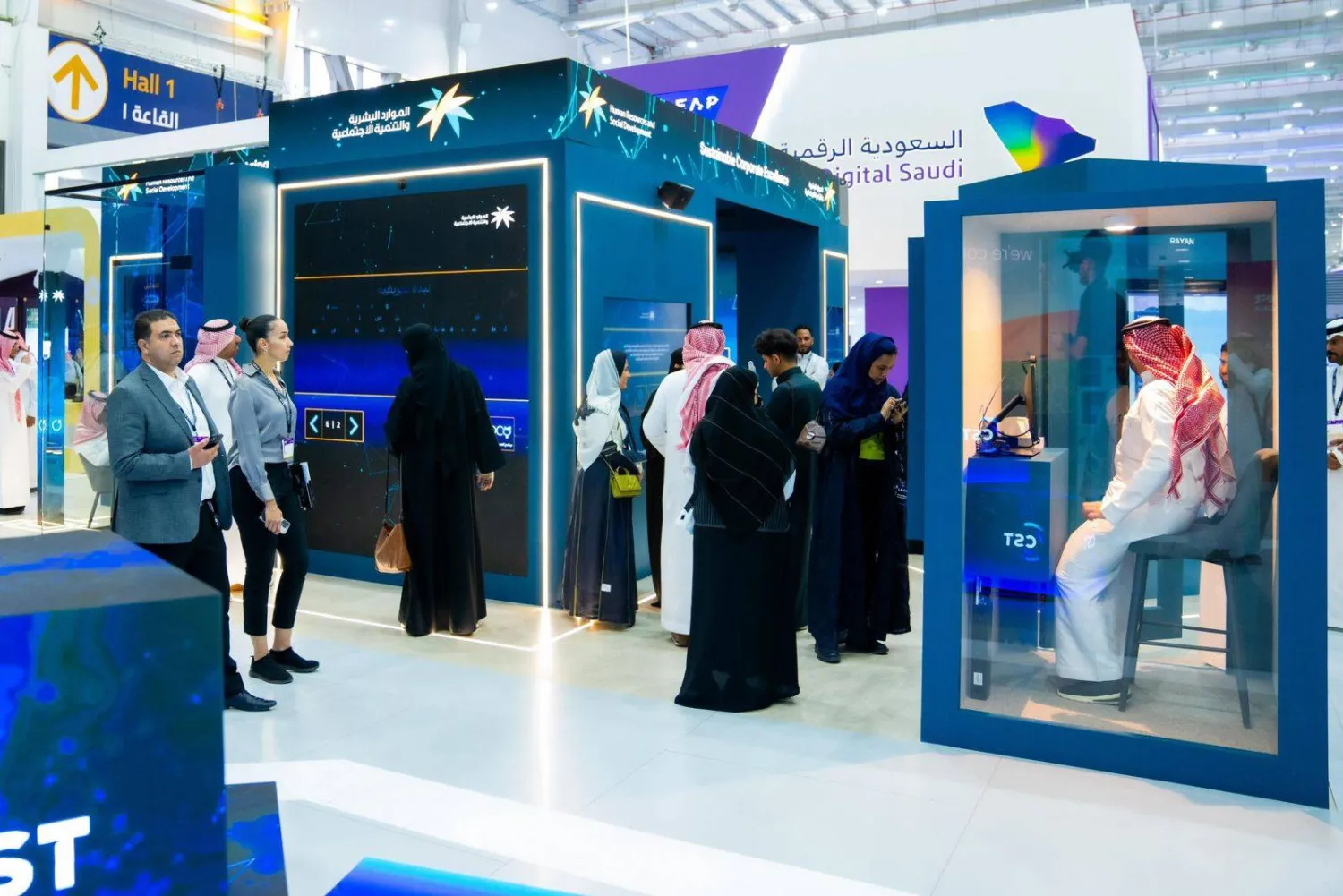 جناح وزارة الموارد البشرية والتنمية الاجتماعية في مؤتمر «ليب 24» (حساب الوزارة على منصة إكس)