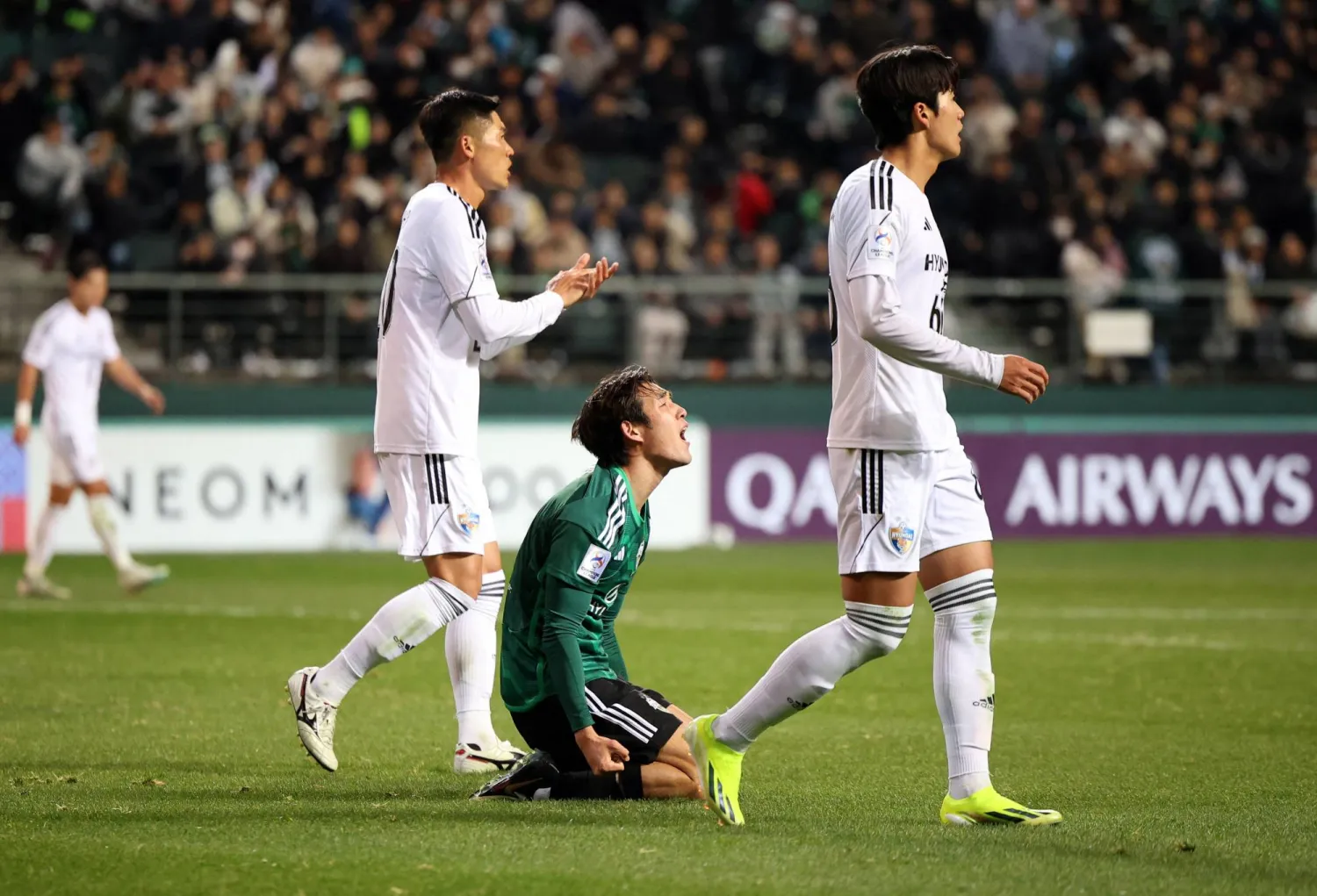 خيبة مين-كيو صاحب هدف تشونبوك بعد تسجيل أولسان هدف التعادل (رويترز)