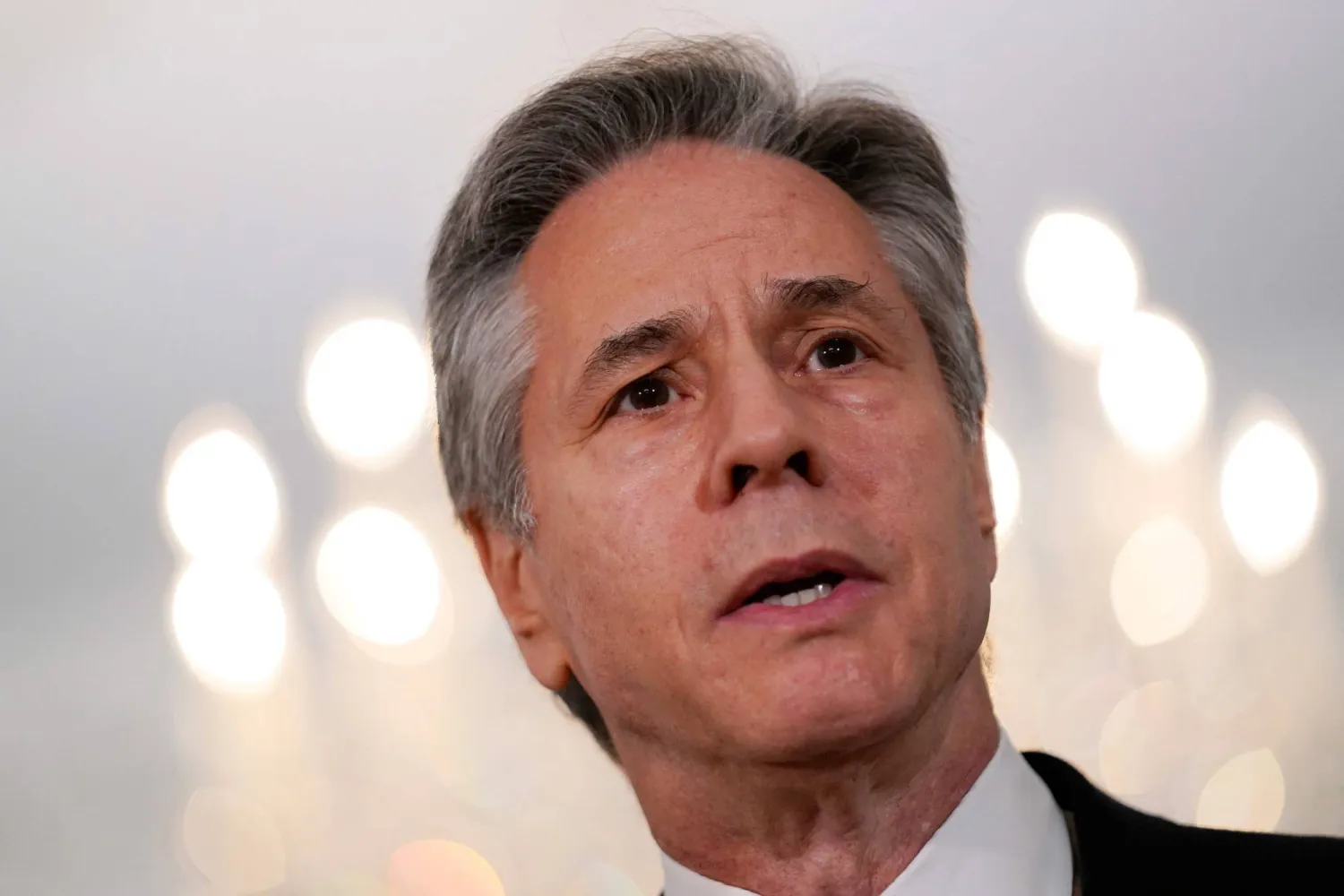 وزير الخارجية الأميركي أنتوني بلينكن يتحدث للصحافة أثناء لقائه برئيس الوزراء ووزير الخارجية القطري الشيخ محمد بن عبد الرحمن بن جاسم آل ثاني في غرفة المعاهدات بوزارة الخارجية في واشنطن العاصمة في 5 مارس 2024 (أ.ف.ب)