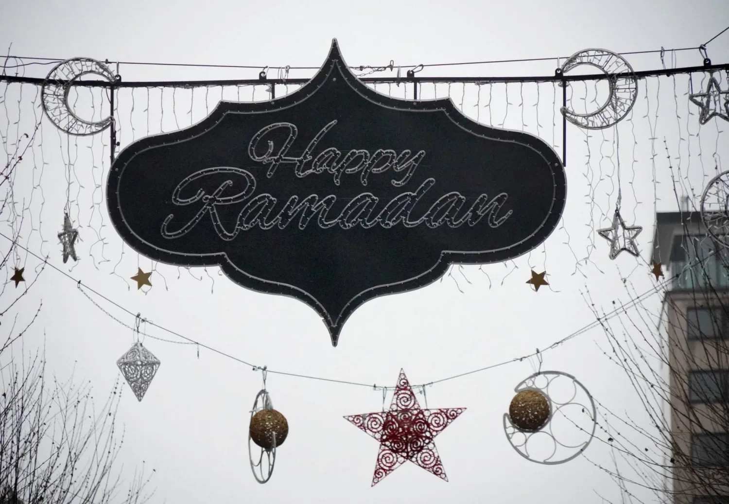 شوارع في فرانكفورت تتزين بأنوار رمضان (رويترز)