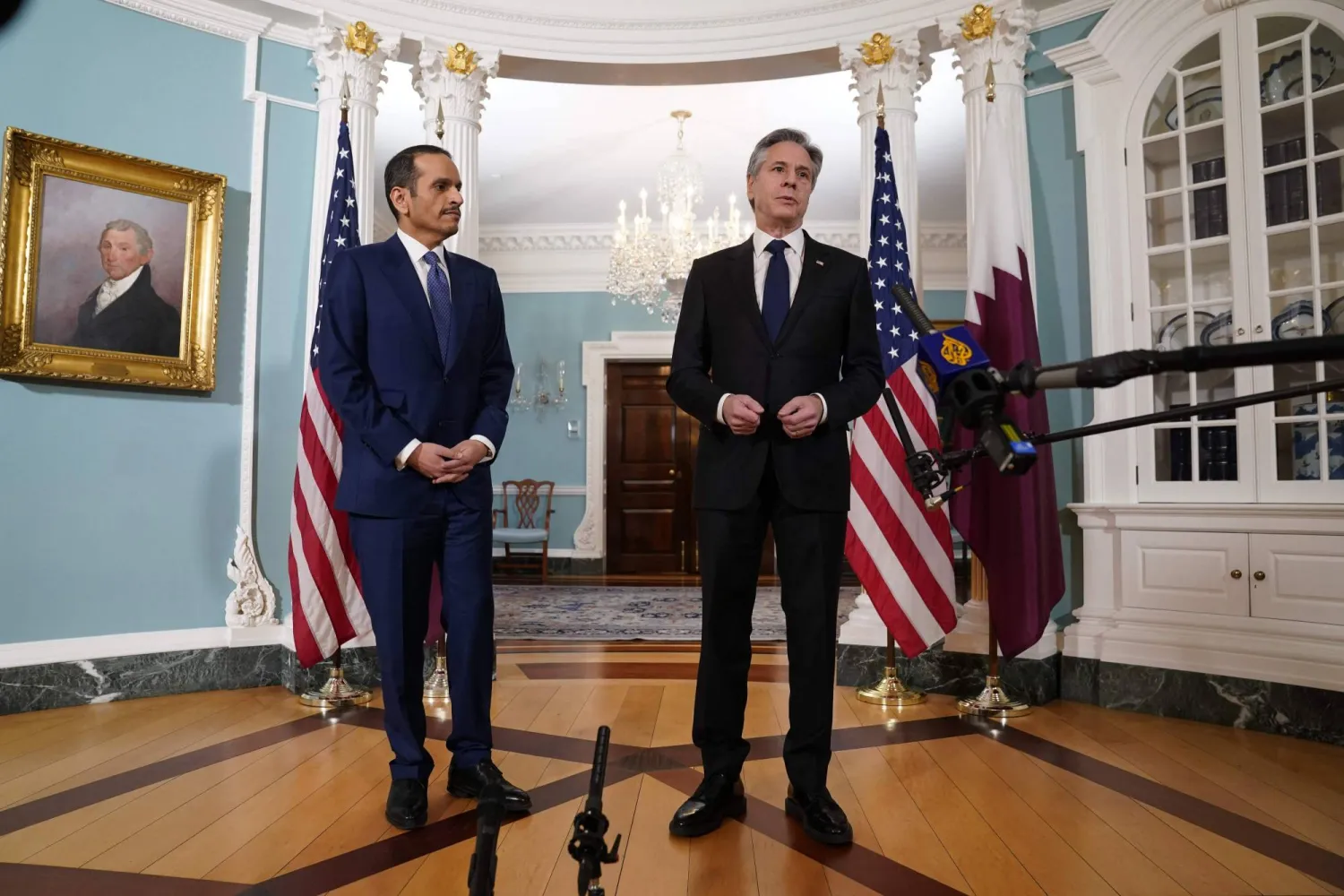 وزير الخارجية الأميركي أنتوني بلينكن ورئيس الوزراء القطري وزير الخارجية محمد بن عبد الرحمن آل ثاني في مقر الخارجية الأميركية بواشنطن الثلاثاء (أ.ف.ب)