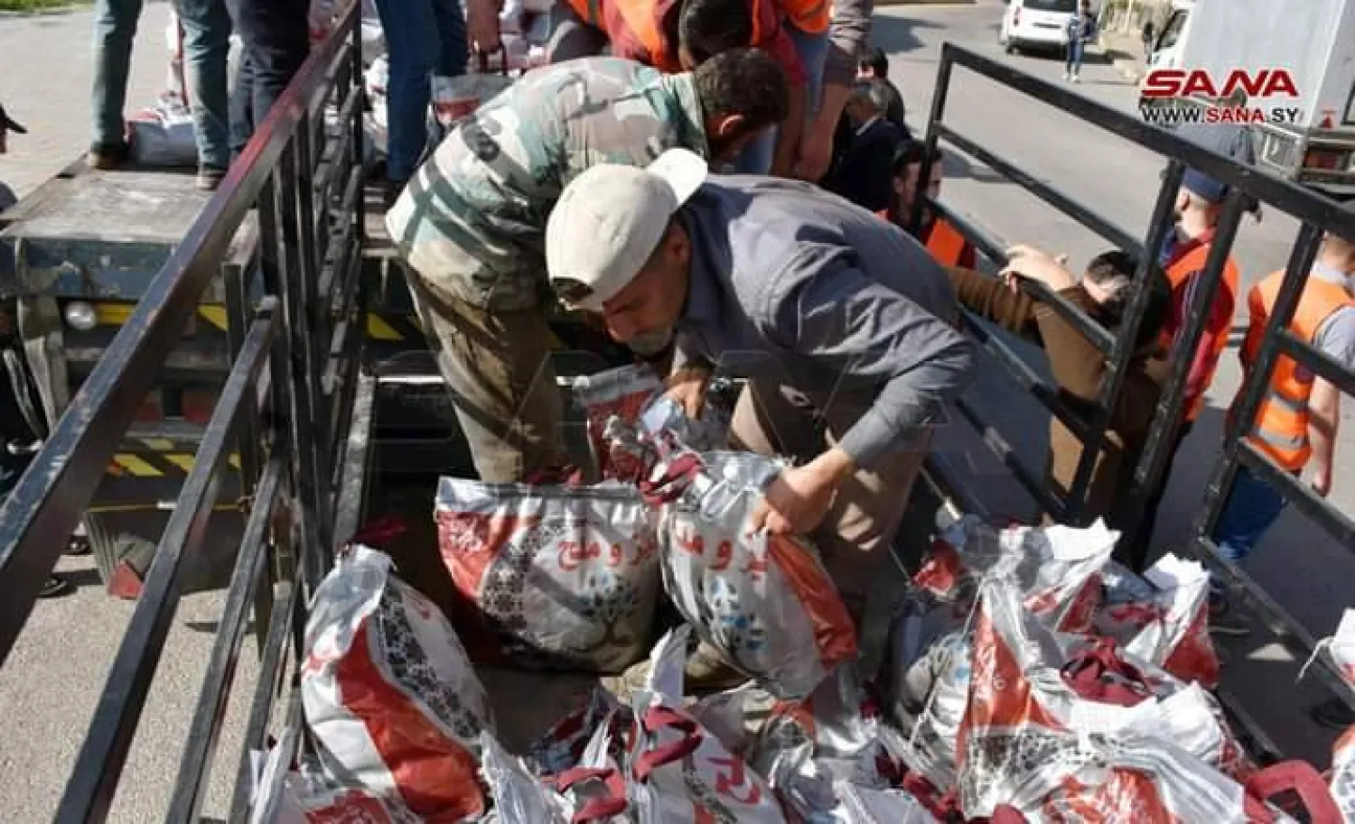 مبادرة «خبز وملح» رمضان الماضي وفعاليات مجتمعية في حمص وسط سوريا لتوزيع مساعدات غذائية للأسر الأكثر احتياجاً (مواقع)