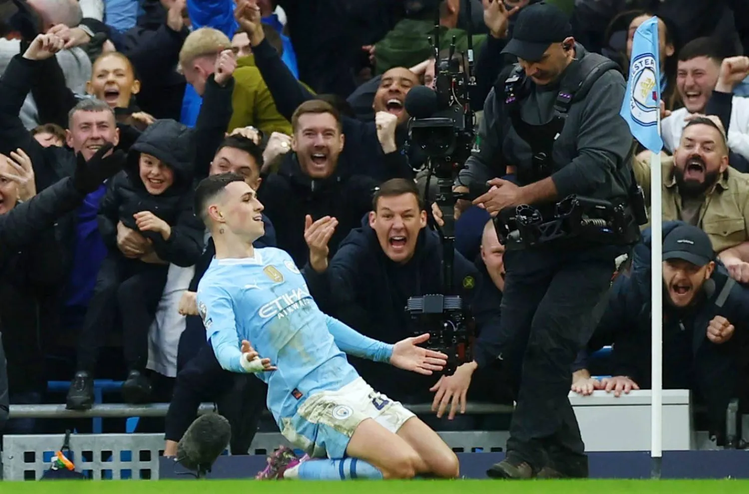 فيل فودين خلال احتفاله بأحد هدفيه في مرمى مان يونايتد بالدوري الإنجليزي (رويترز)