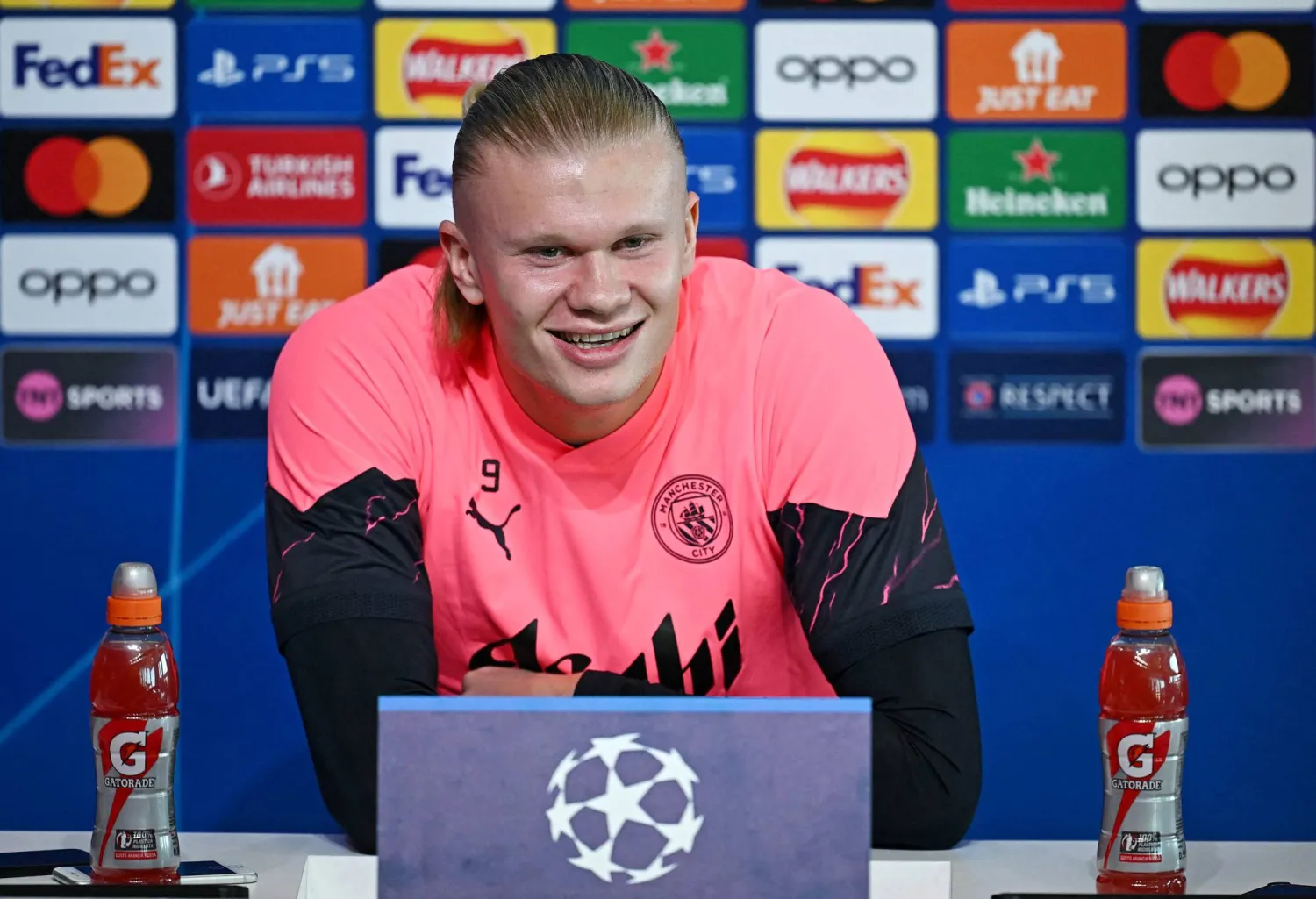 إرلينغ هالاند خلال حديثه في المؤتمر الصحافي (أ.ف.ب)