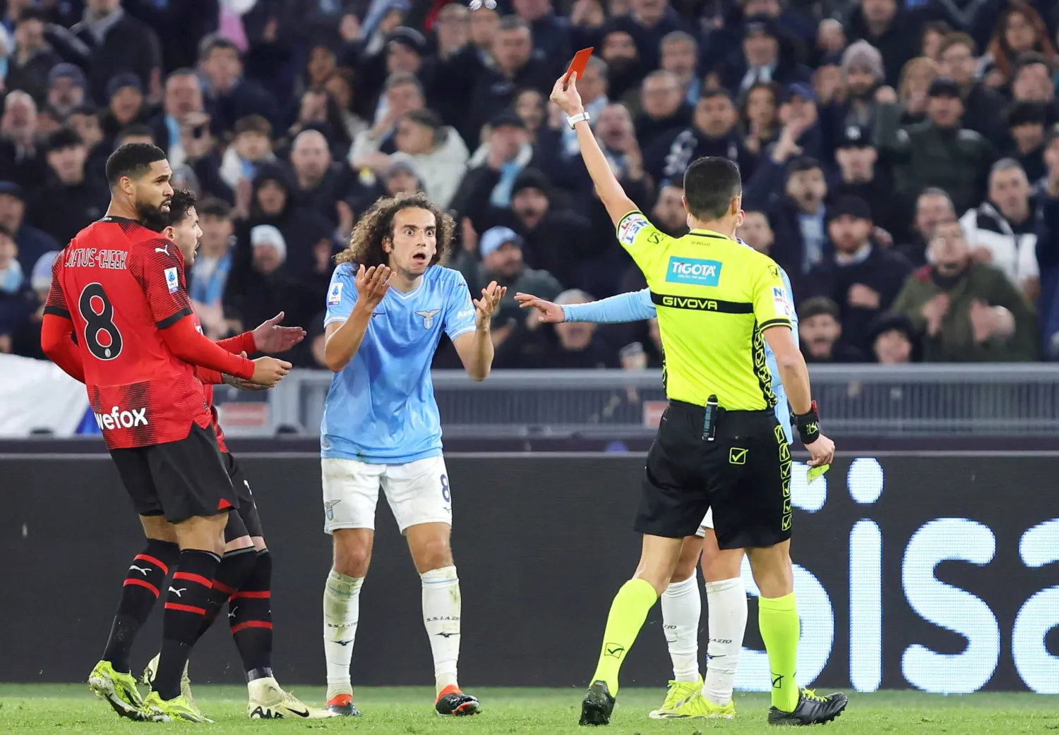 الحكم يشهر البطاقة الحمراء للاعب لاتسيو ماتيو غندوزي عقب أحداث مواجهة ميلان في الدوري الإيطالي (إ.ب.أ)