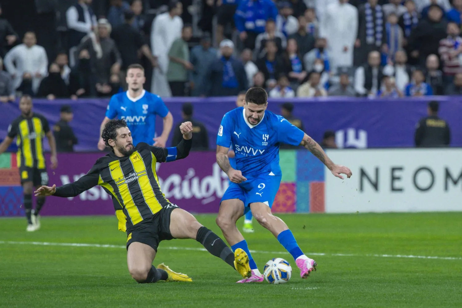 حجازي يحاول استخلاص الكرة من ميتروفيتش خلال المواجهة (تصوير: يزيد السمراني)