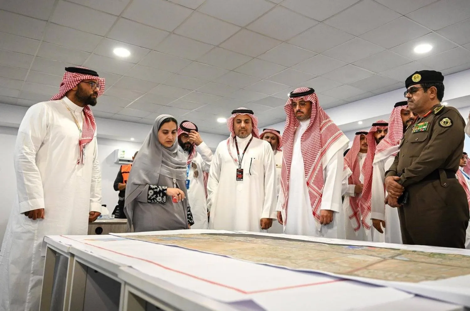 الأمير سعود بن عبدالله والأمير خالد بن سلطان يطلعان على جاهزية مرافق السباق (واس)