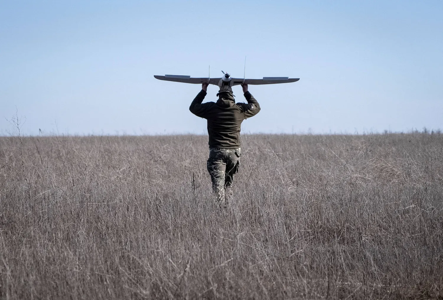 جندي أوكراني يجهّز مسيّرة قبل إطلاقها فوق مواقع روسية (أرشيفية - رويترز)