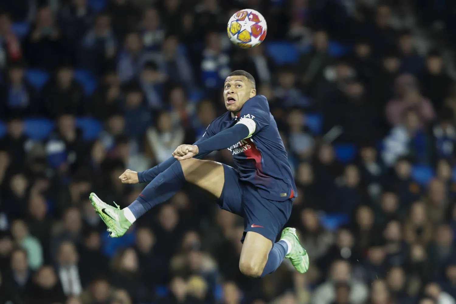 تسديدة مبابي مزَّقت شباك سوسيداد لتتوقف المباراة لدقائق (إ.ب.أ)