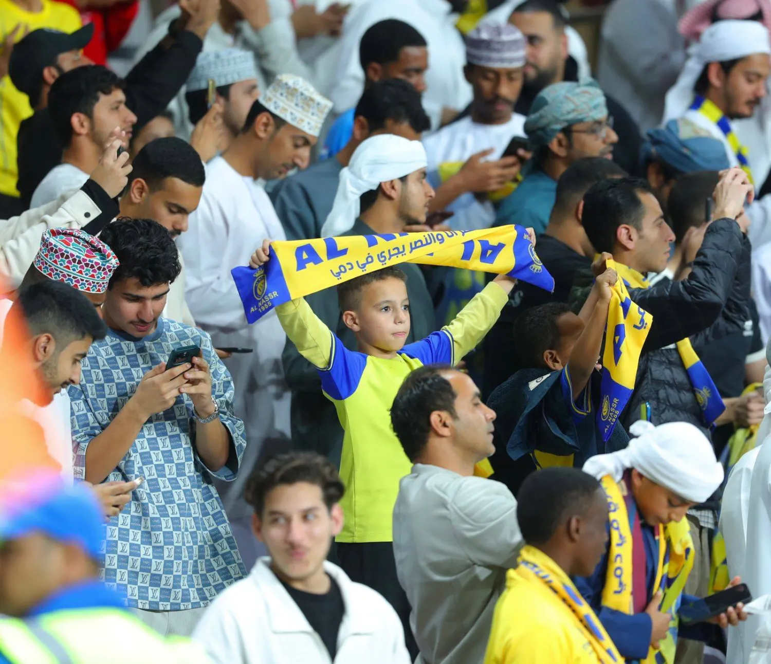 جانب من جماهير النصر في مدرجات هزاع بن زايد (تصوير: عبد العزيز النومان)