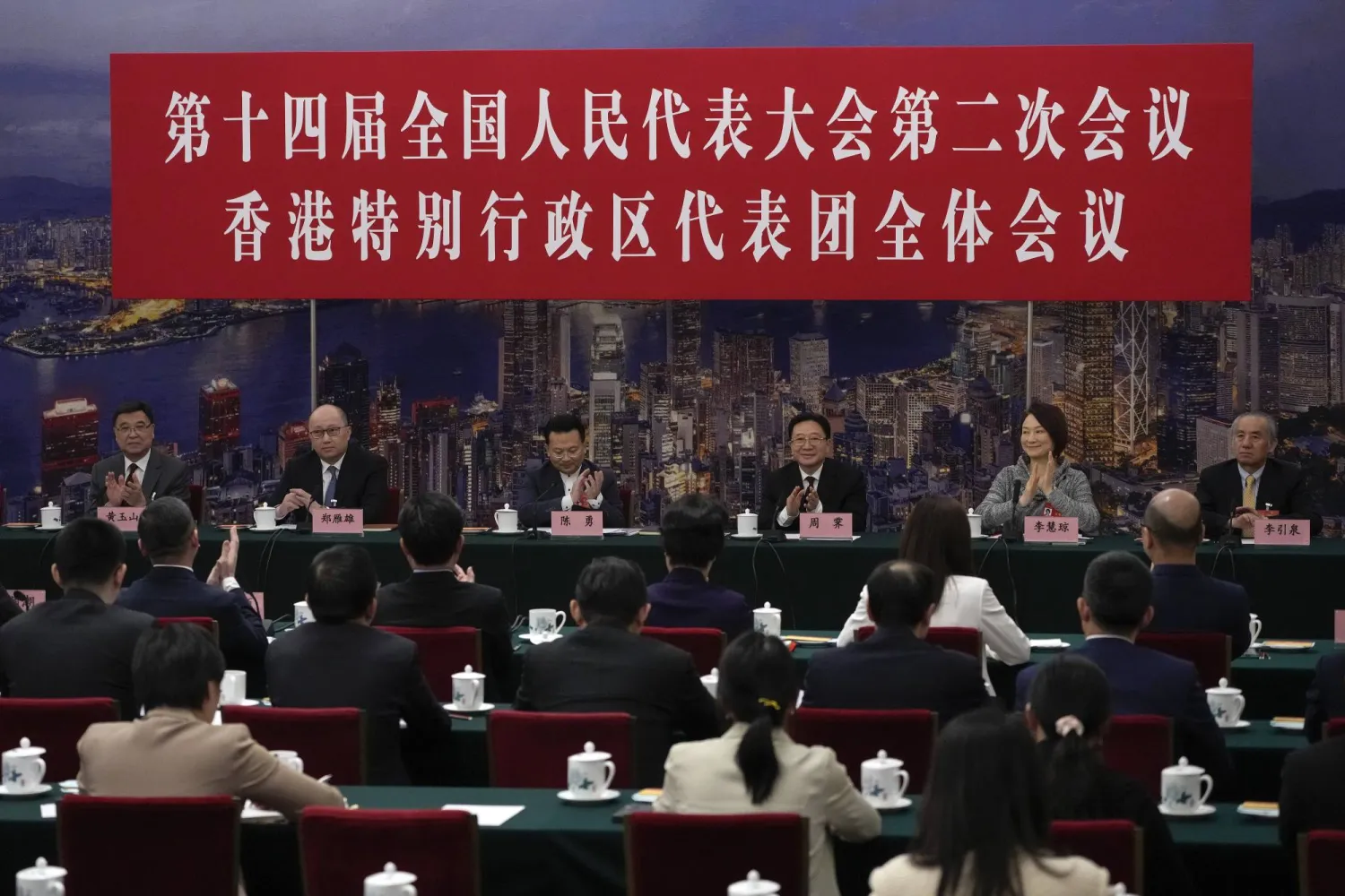 نواب في مقر انعقاد المؤتمر السنوي للبرلمان الصيني بالعاصمة بكين (أ.ب)