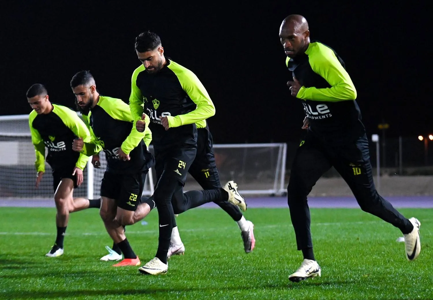 لاعبو الزمالك خلال مرانهم الأول بالرياض (نادي الزمالك)