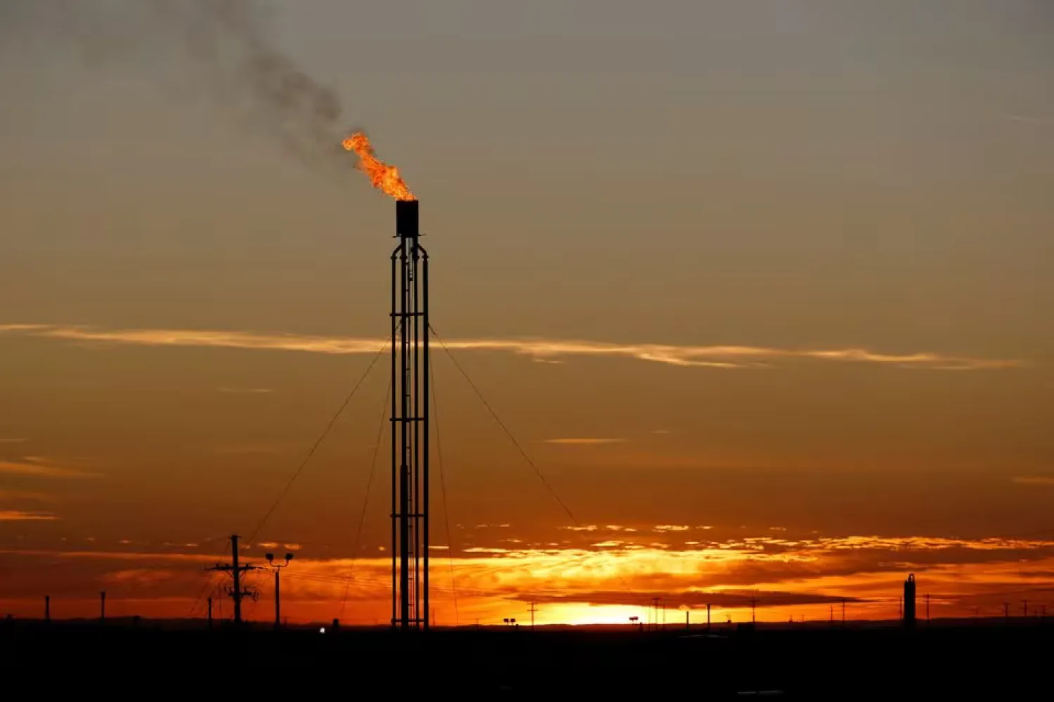 A flare burns excess natural gas in the Permian Basin in Loving County, Texas, US November 23, 2019. REUTERS/Angus Mordant//File Photo Purchase Licensing Rights