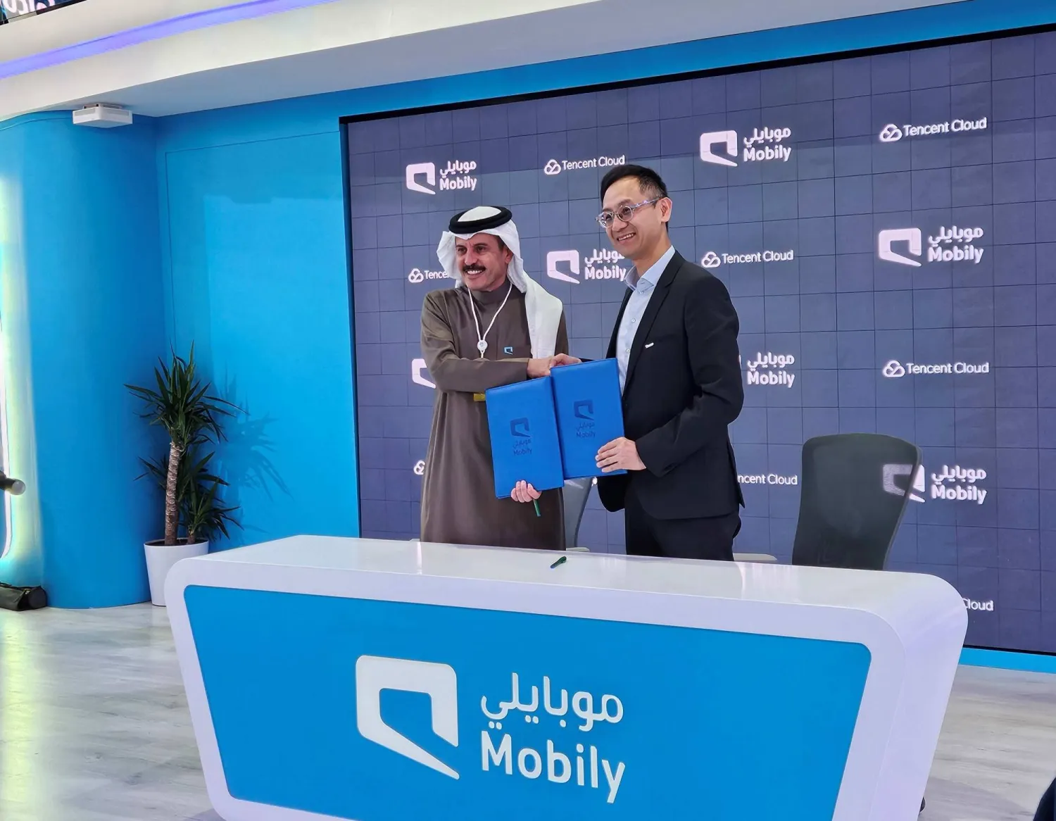 المهندس سلمان البدران الرئيس التنفيذي لـ«موبايلي» وداوسون تونج نائب الرئيس الأول والرئيس التنفيذي لمجموعة «تينسنت كلاود آند سمارت إنداستريز» (الشرق الأوسط)