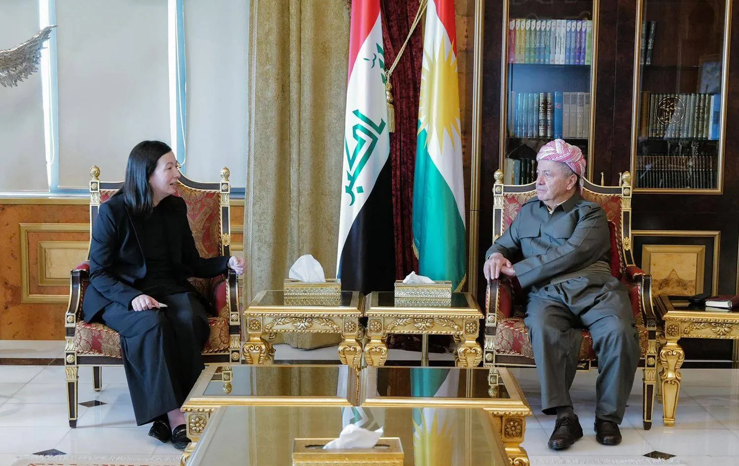 بارزاني خلال استقباله نائبة مساعد وزير الخارجية الأميركي فيكتوريا تايلور (إعلام puk)