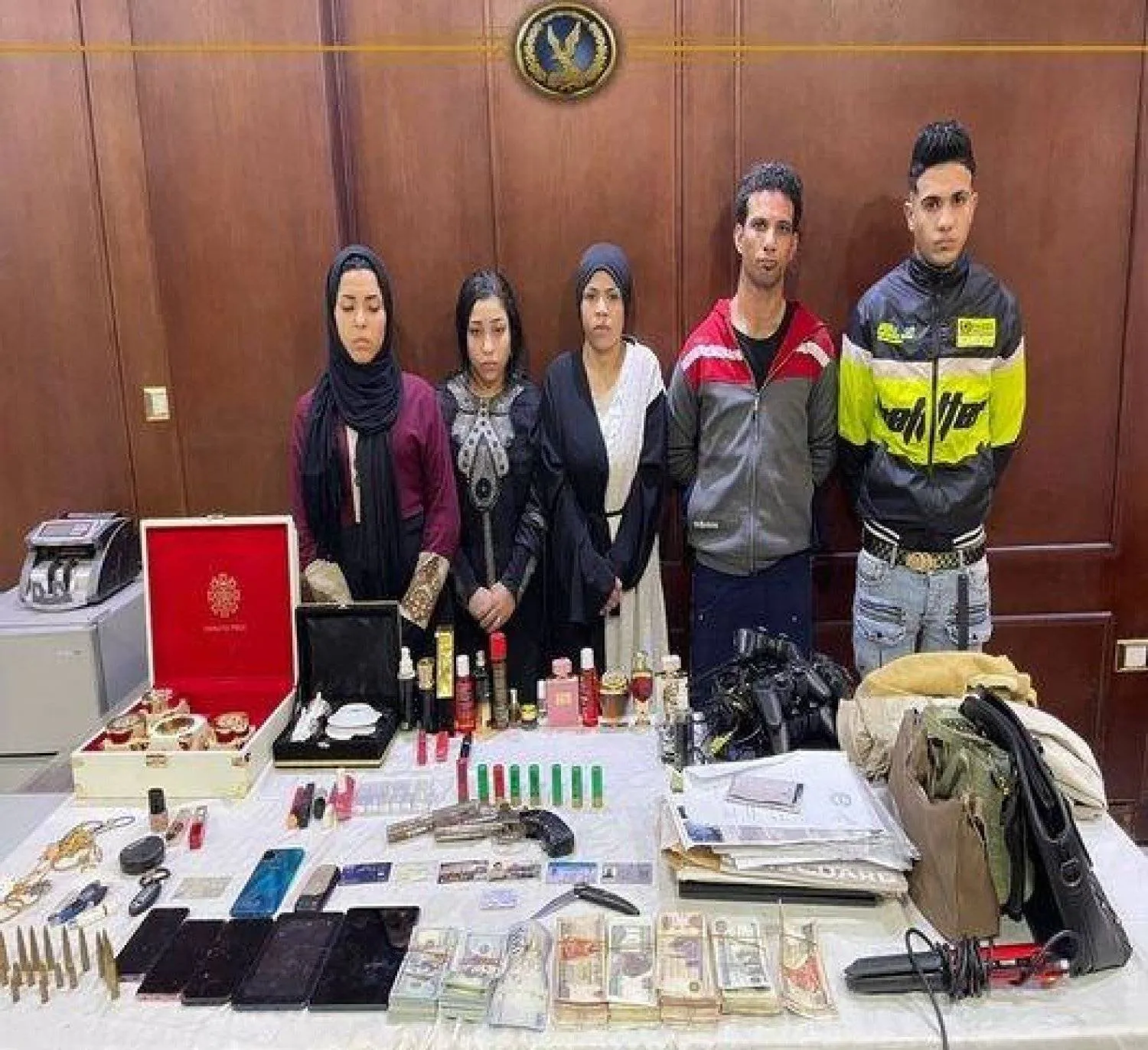 صورة نشرتها وزارة الداخلية المصرية للمتهمين بقتل العبيدي وبحوزتهم مسروقات