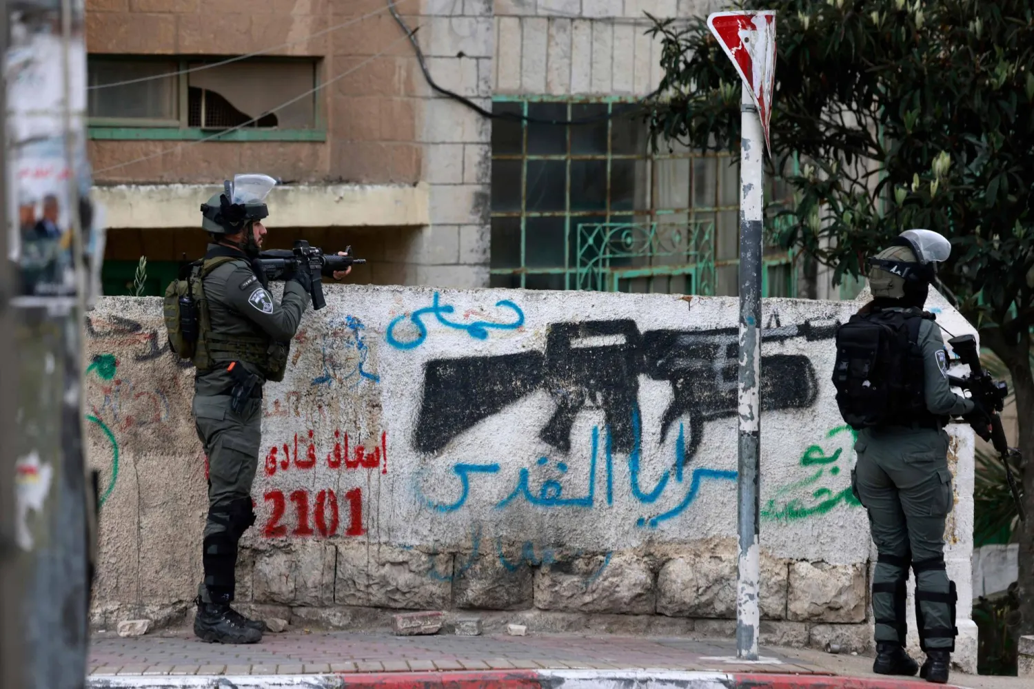 قوات إسرائيلية خلال عملية اقتحام لمخيم فلسطيني قرب رام الله بالضفة الغربية يوم 4 مارس الحالي (أ.ف.ب)