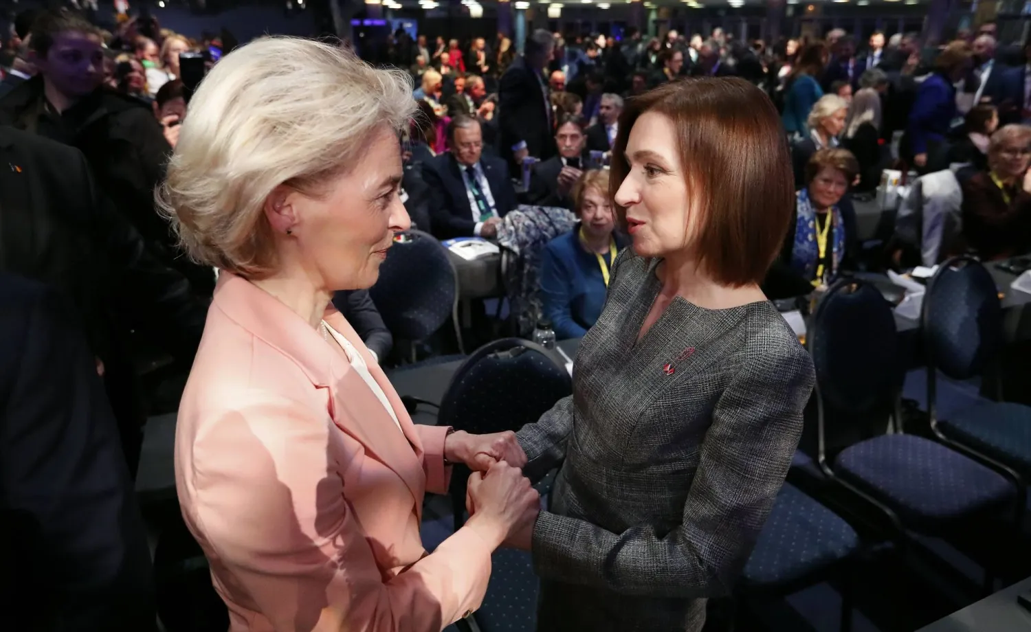 رئيسة مولدوفا مايا ساندو ورئيسة المفوضية الأوروبية أورسولا فون دير لاين تتصافحان بمناسبة اجتماع لحزب الشعب الأوروبي في بوخارست الأربعاء 6 مارس (إ.ب.أ)