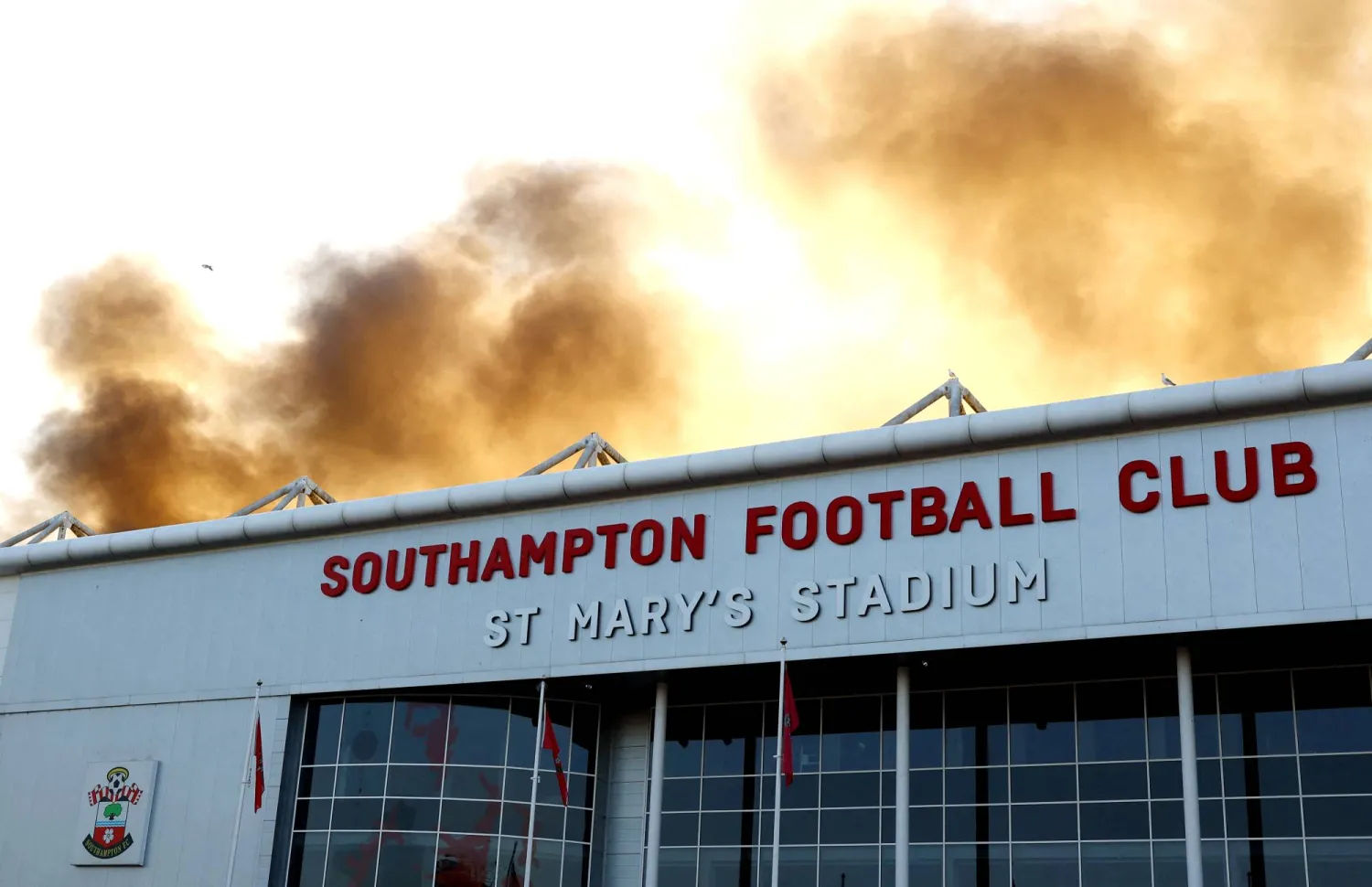 ملعب نادي ساوثامبتون الإنجليزي وخلفه يتصاعد دخان الحريق لأحد المباني (رويترز)