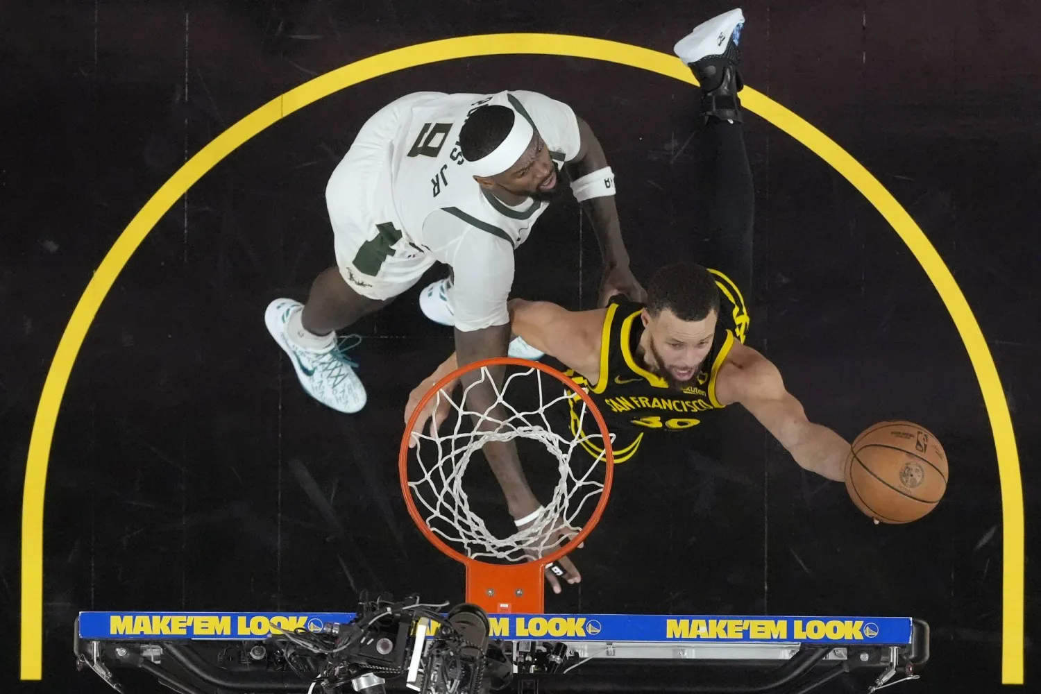 ستيفن كوري قاد ووريرز للفوز على باكس (أ.ب)