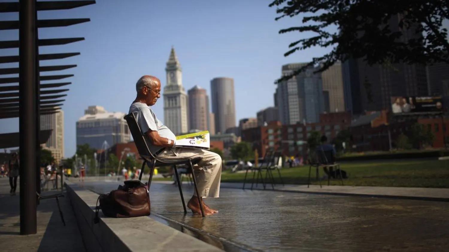 إحدى سمات الشيخوخة هي تلف الحمض النووي المتراكم الذي قد يؤدي إلى طفرات وزيادة خطر الإصابة بالسرطان (رويترز)