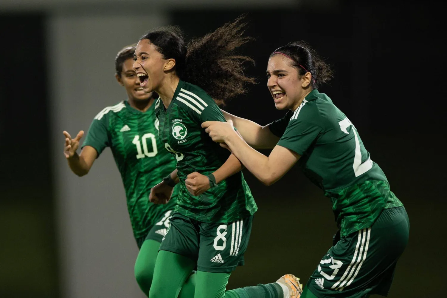 لاعبات المنتخب السعودي يحتفلن بتسجيل الهدف الأول (المنتخب السعودي)
