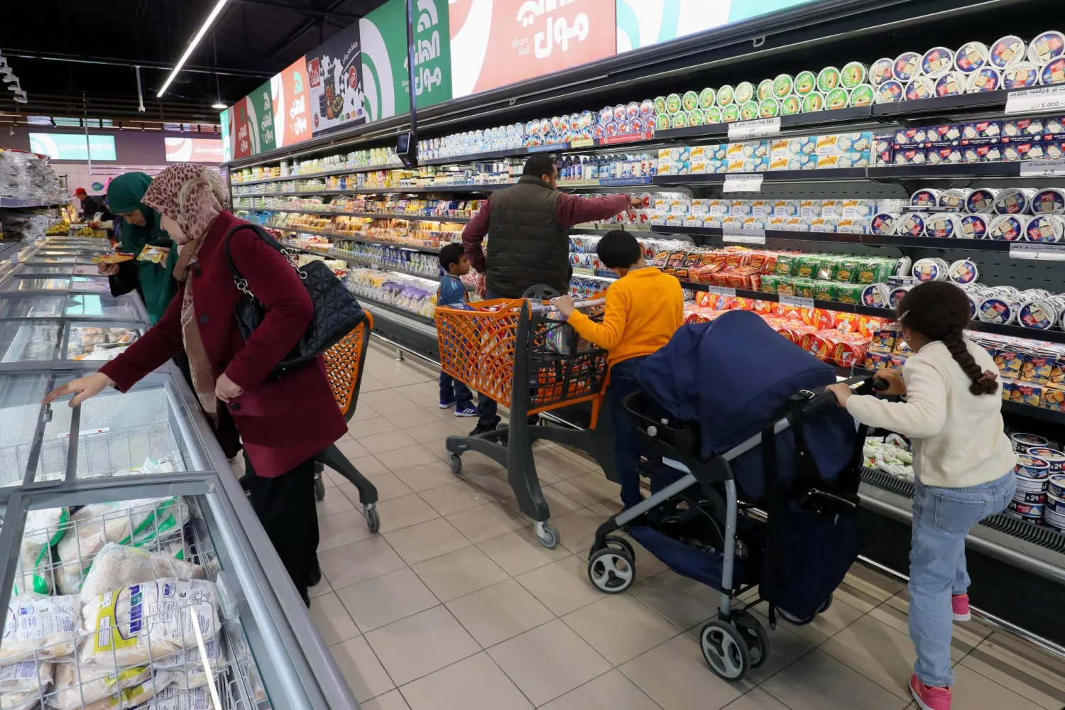 غلاء الأسعار وارتفاع أسعار الصرف أثّرا تأثيراً كبيراً في القدرة الشرائية للمواطنين (أ.ف.ب)