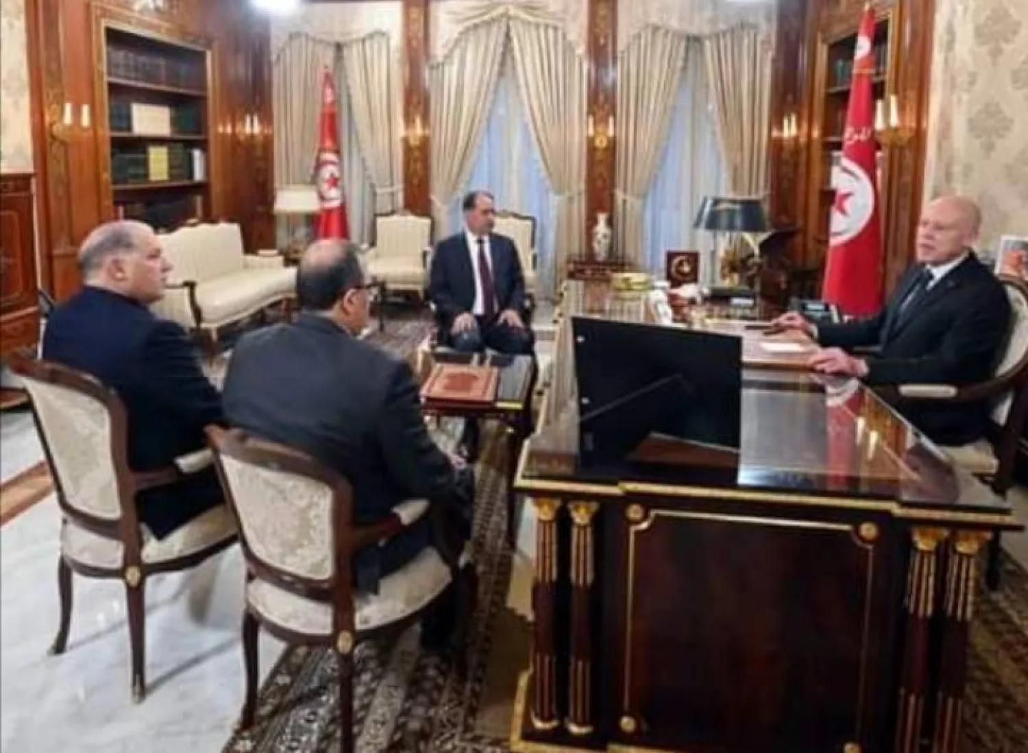 الرئيس التونسي سعيد في اجتماع حول ملفات الأمن والاغتيالات والإرهاب والفساد مع وزير الداخلية وكبار مسؤولي الأمن (رئاسة الجمهورية)