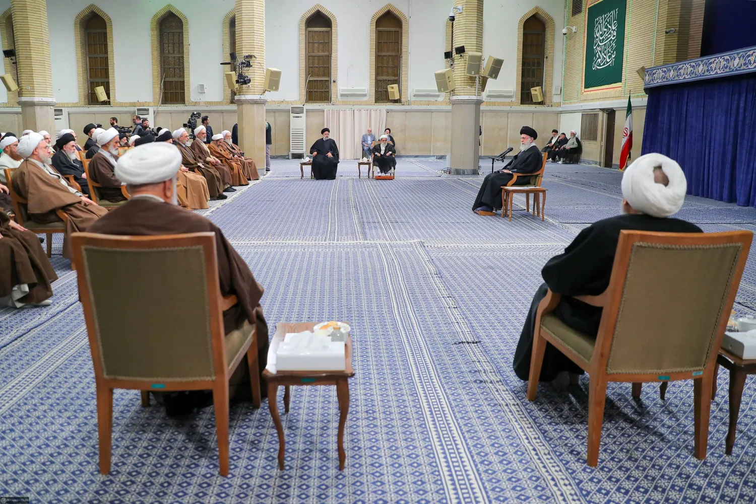 المرشد الإيراني يلتقي أعضاء مجلس خبراء القيادة المنتهية ولايته للمرة الأخيرة (موقع خامنئي)