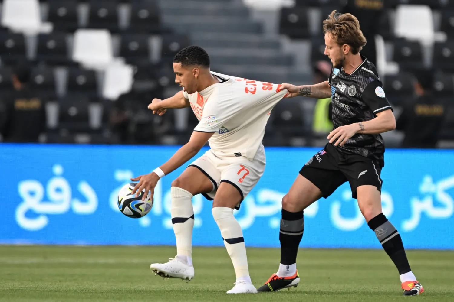 من المواجهة التي جمعت الشباب والفيحاء (تصوير: عبد الرحمن السالم)