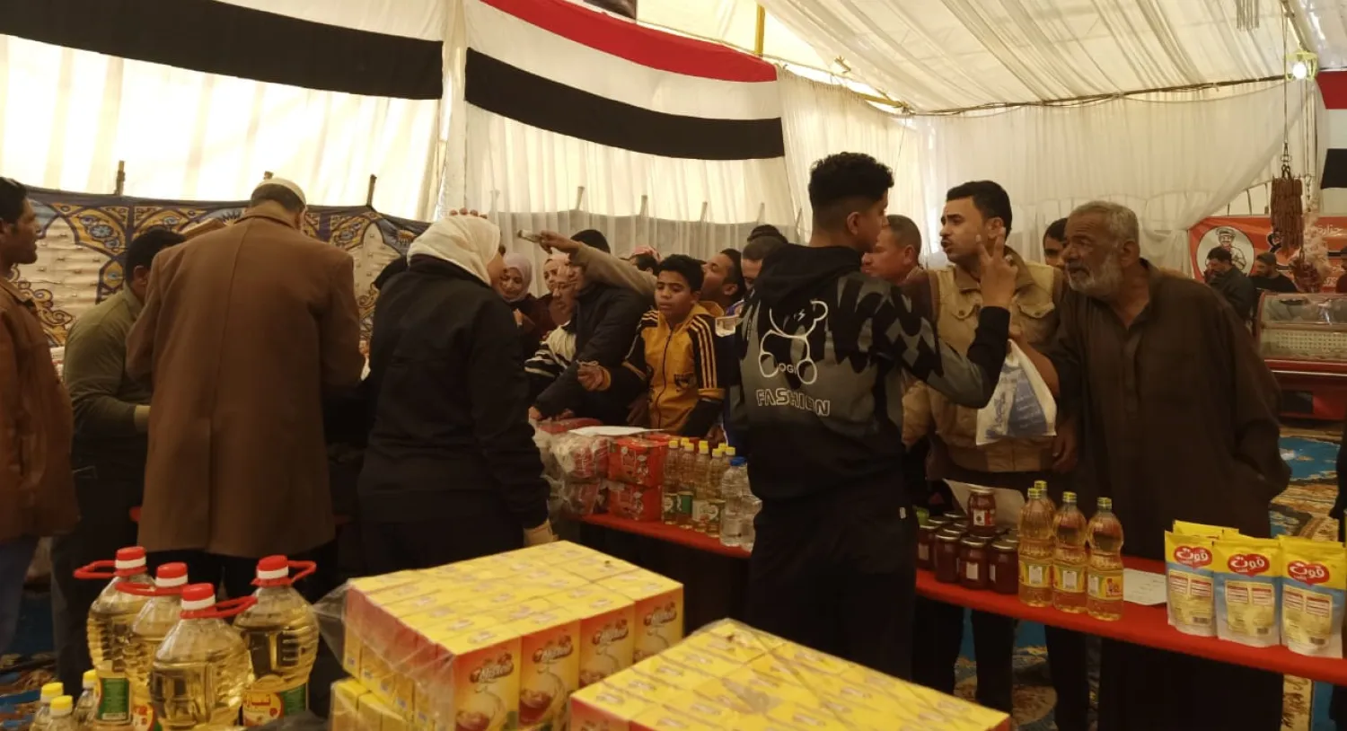 مصريون داخل أحد منافذ معارض «أهلاً رمضان» الحكومية (الشرق الأوسط)