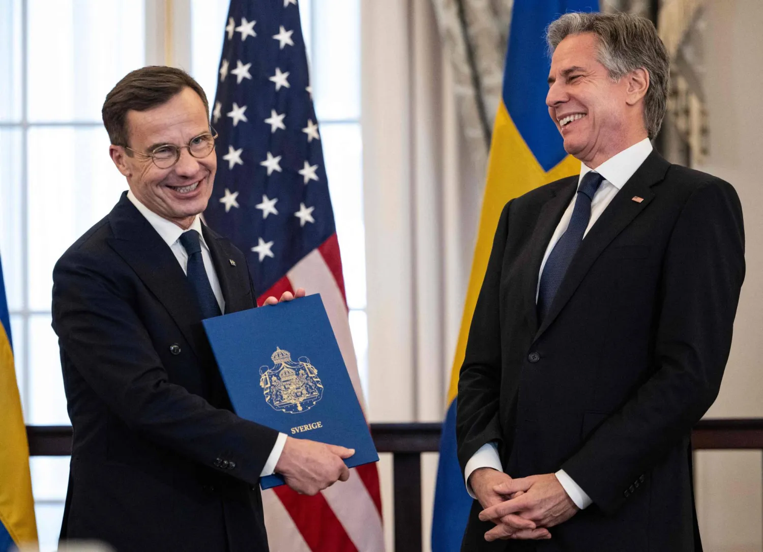 بلينكن وكريسترسون بعد تسليم وثائق انضمام السويد لـ«الناتو» في وزارة الخارجية الخميس (أ.ف.ب)