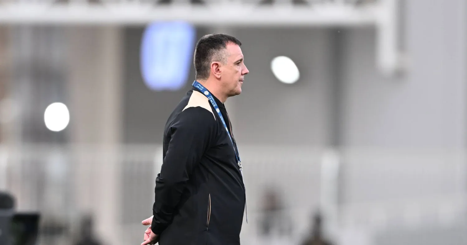 فوك رازوفيتش مدرب فريق الفيحاء في المباراة (تصوير: عبد الرحمن السالم) 