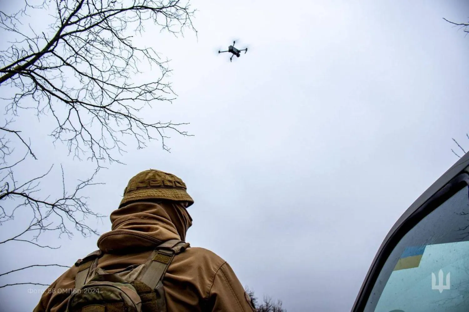 جندي أوكراني يستخدم مسيرة كوادكوبتر للمراقبة (الرئيس الأوكراني عبر تلغرام) 