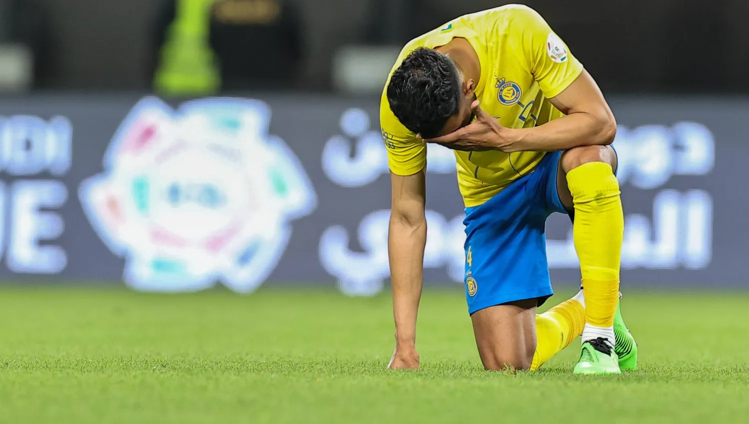 آل فتيل لاعب النصر حزيناً عقب نهاية المباراة (تصوير: سعد العنزي)