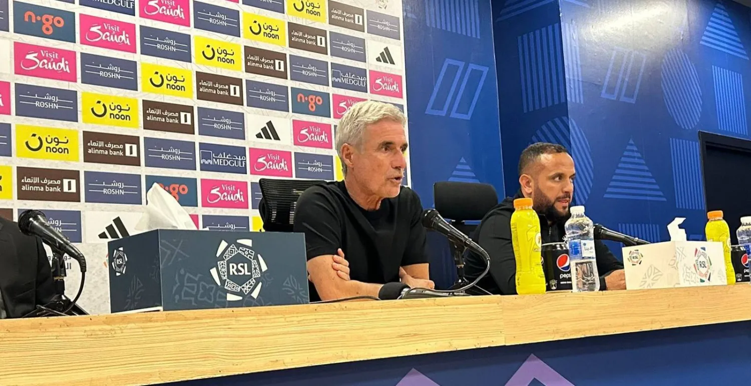 كاسترو مدرب فريق النصر في المؤتمر الصحافي (الشرق الأوسط)