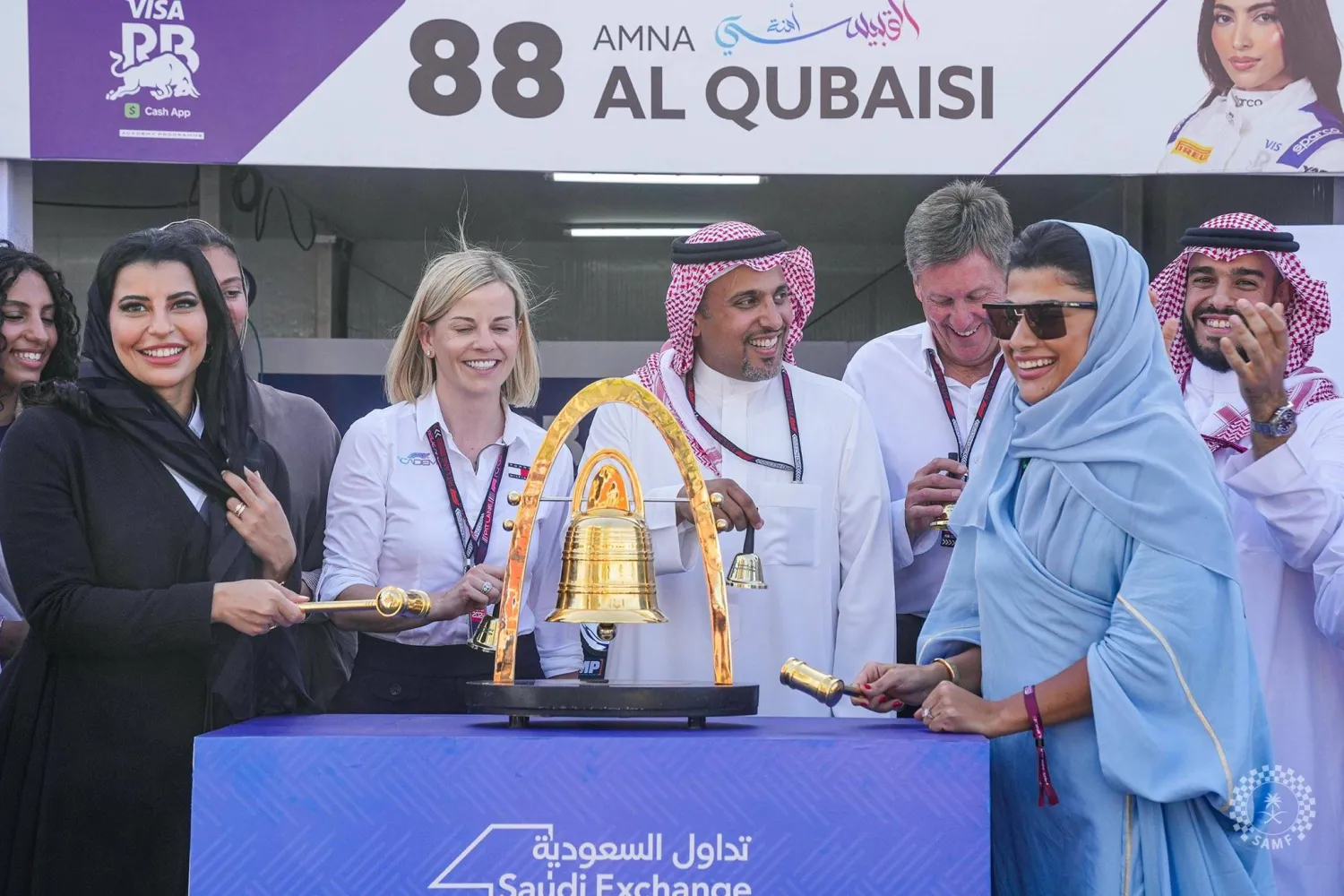 من مبادرة  قرع الجرس التي نظمتها تداول السعودية بالتعاون مع اتحاد السيارات السعودي خلال جائزة السعودية الكبرى للفورمولا 1 بمناسبة اليوم العالمي للمرأة (الشرق الأوسط) 