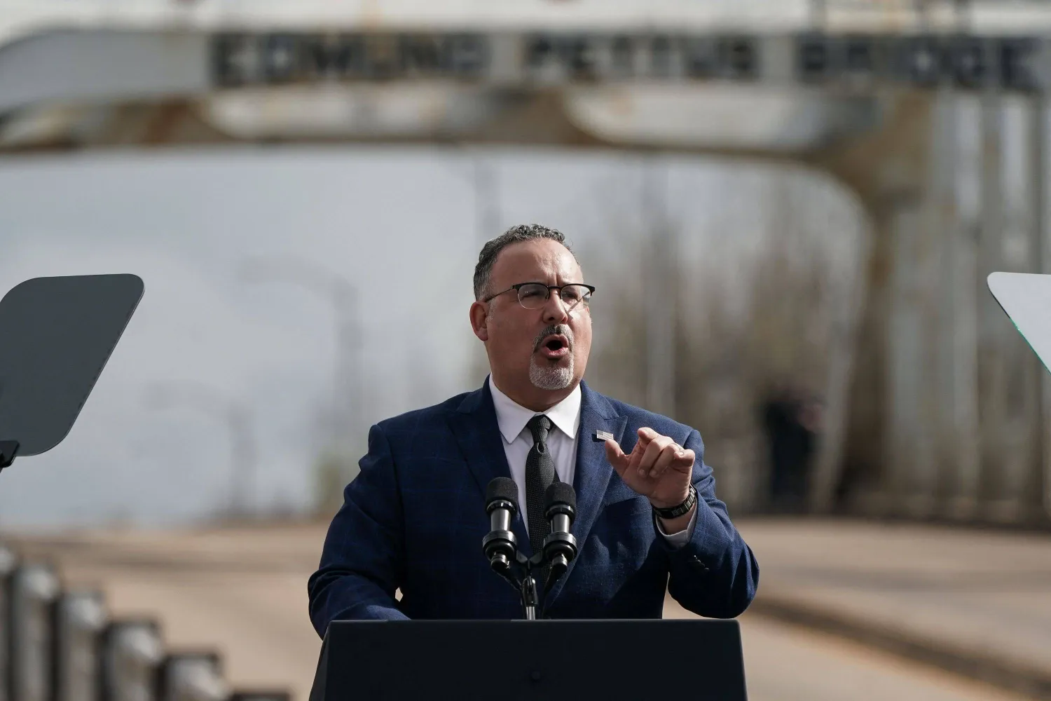 وزير التعليم في الحكومة الأميركية ميغيل كاردونا (أ.ف.ب)