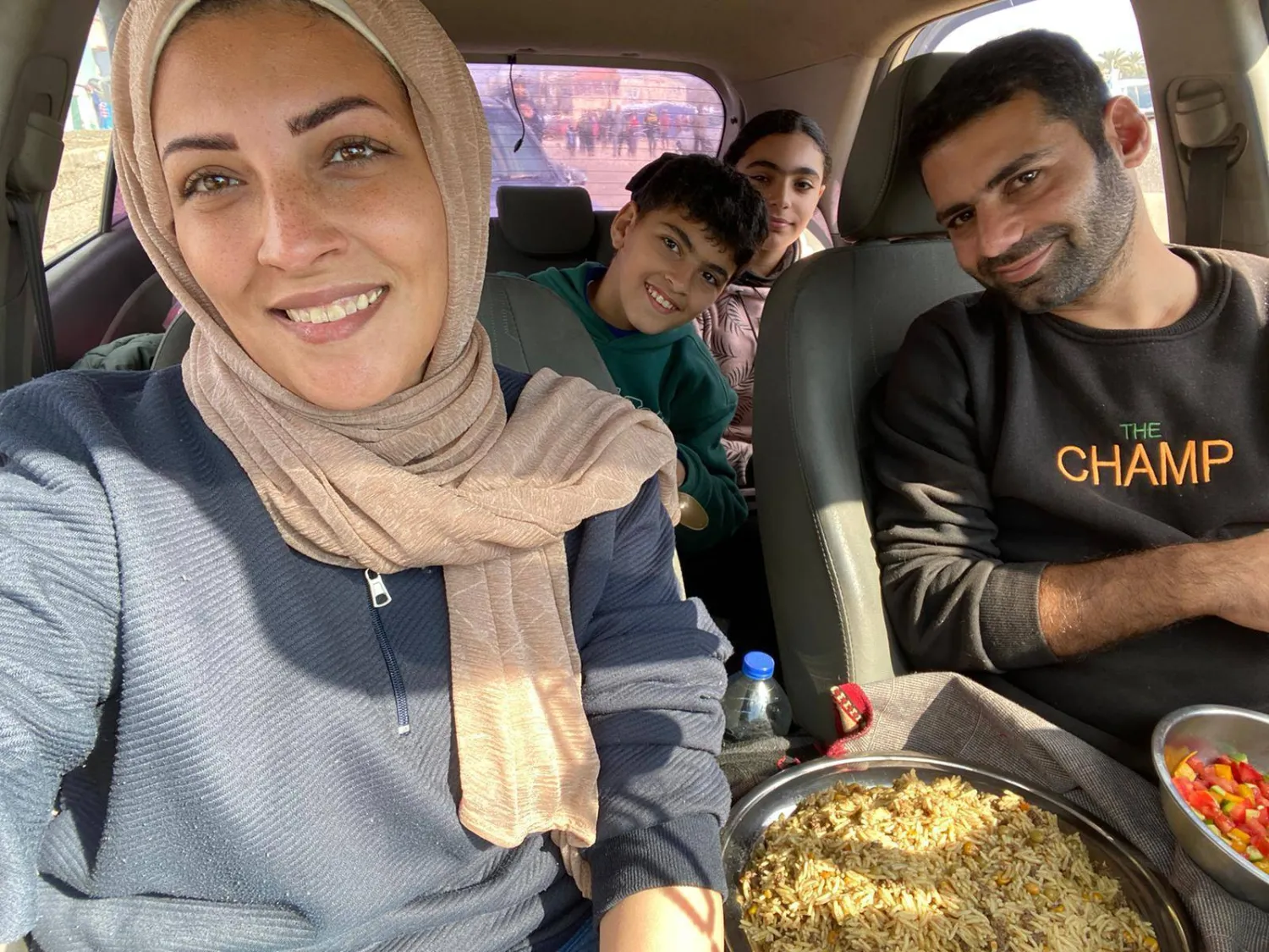 “Family lunch” in the car when some food was available (Asharq Al-Awsat)
