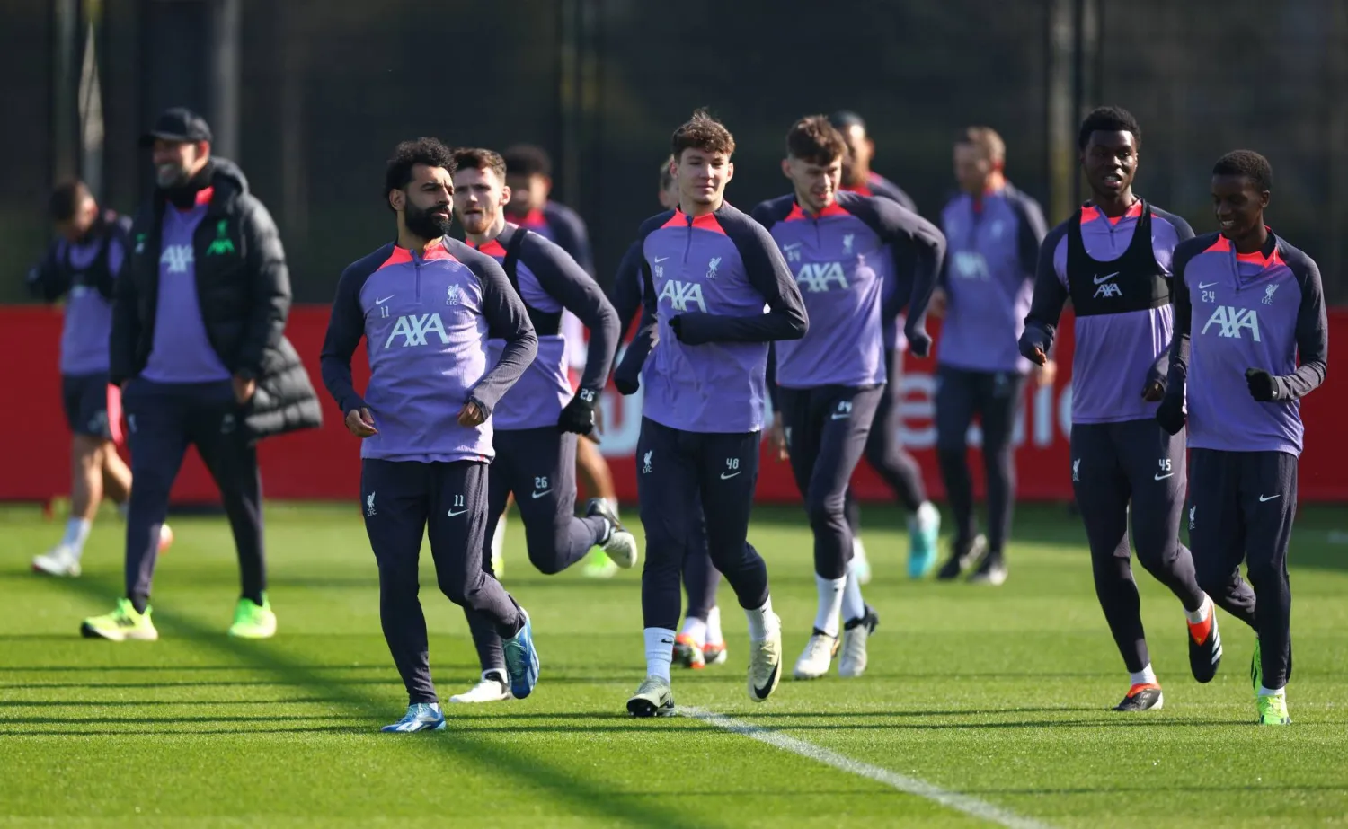 لاعبو ليفربول يتقدمهم صلاح خلال التدريبات (رويترز)