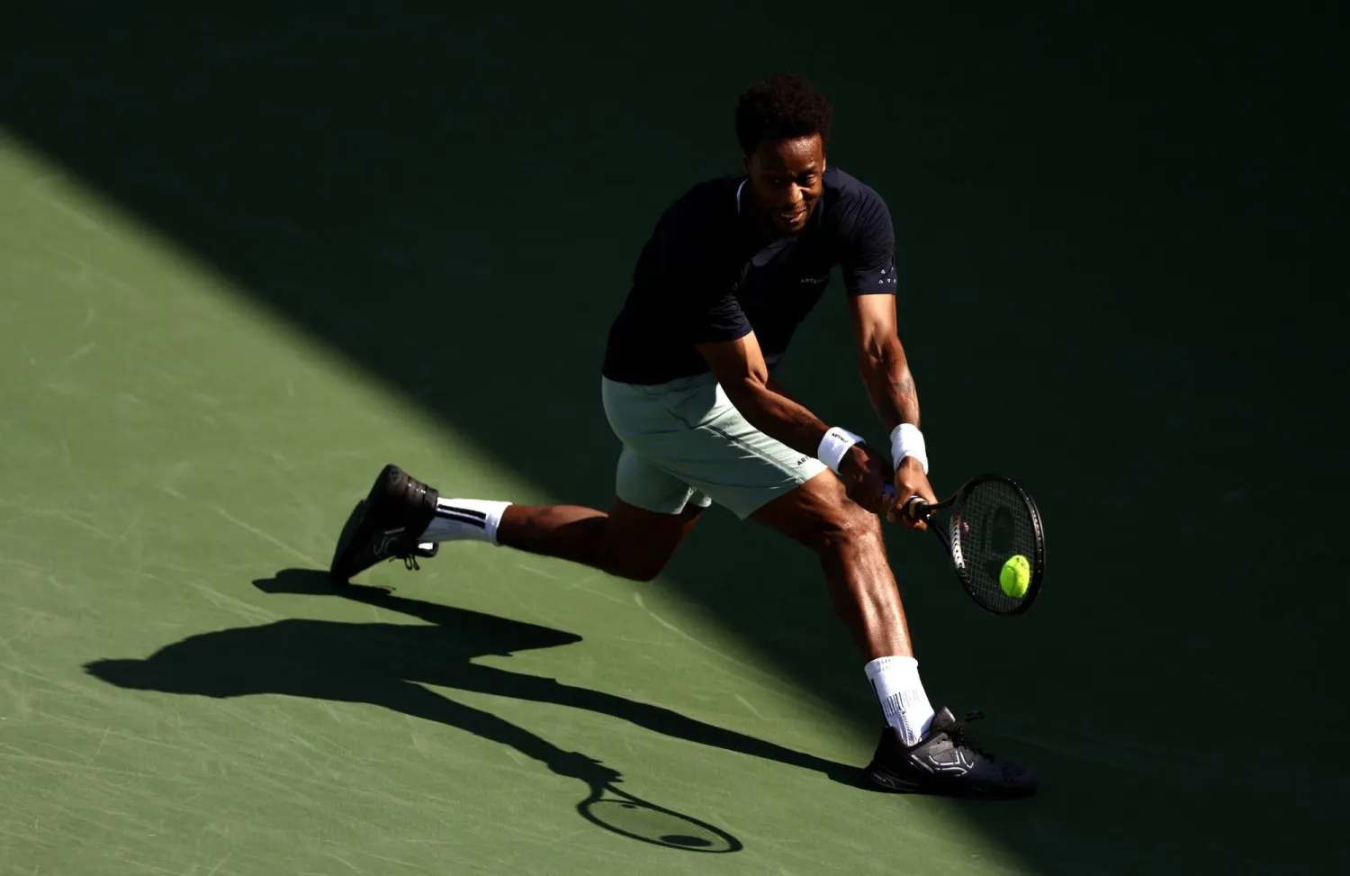 لاعب التنس المخضرم غايل مونفيس (رويترز)