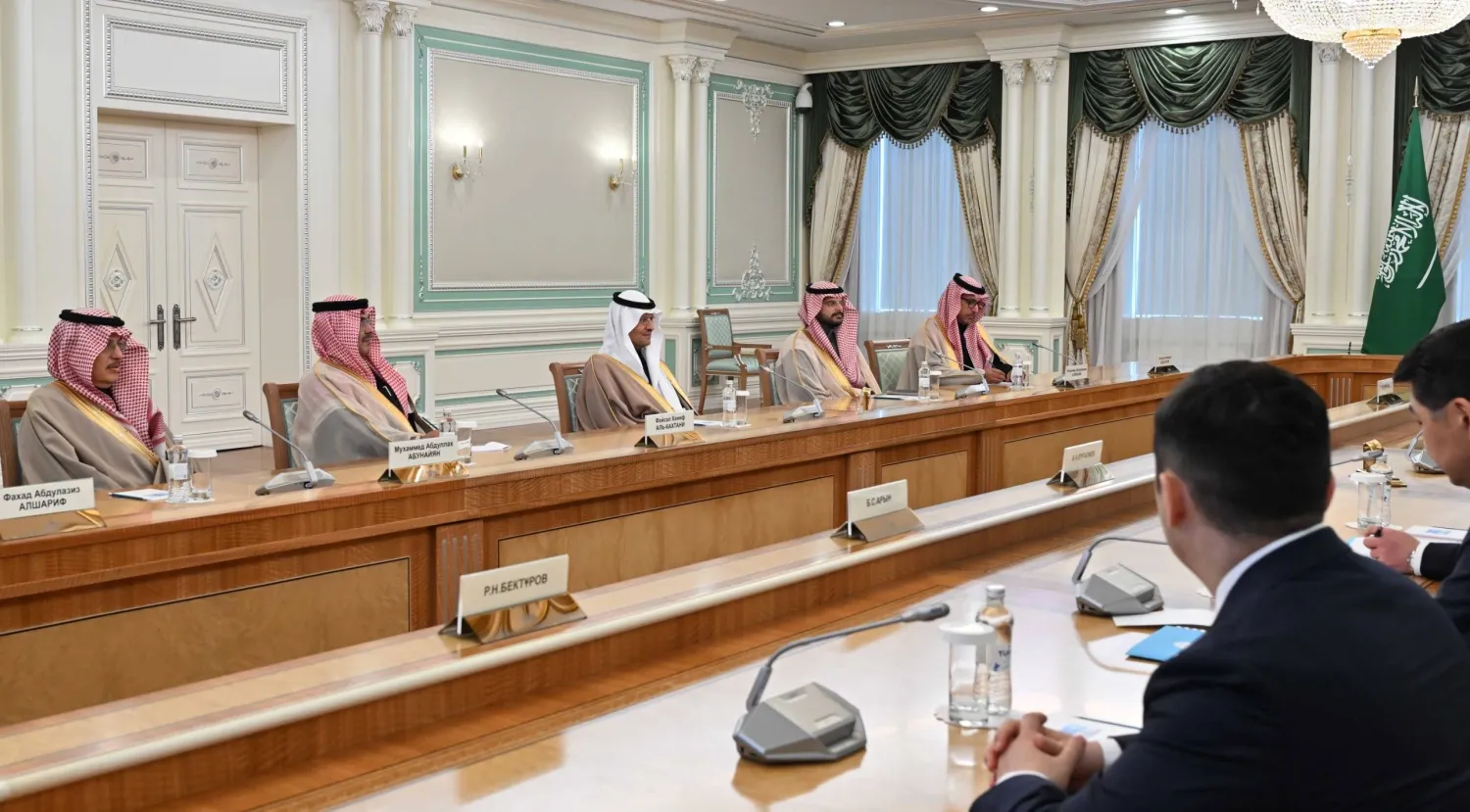 الأمير عبد العزيز بن سلمان والوفد السعودي المرافق له خلال مراسم التوقيع مع ممثلي الجانب الكازاخستاني (الشرق الأوسط)