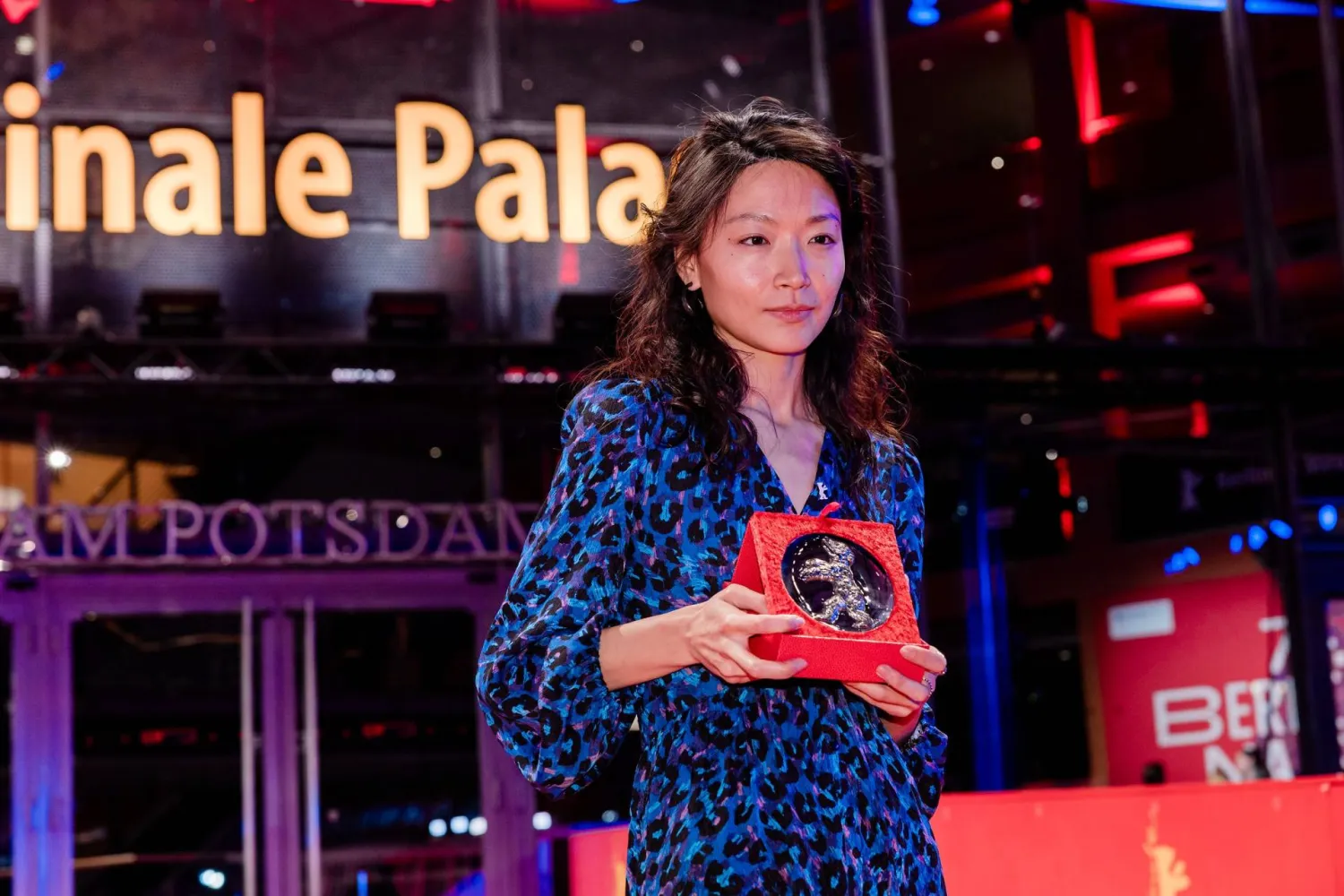 المخرجة الصينية بعد تسلم الجائزة في برلين (إدارة مهرجان برلين)