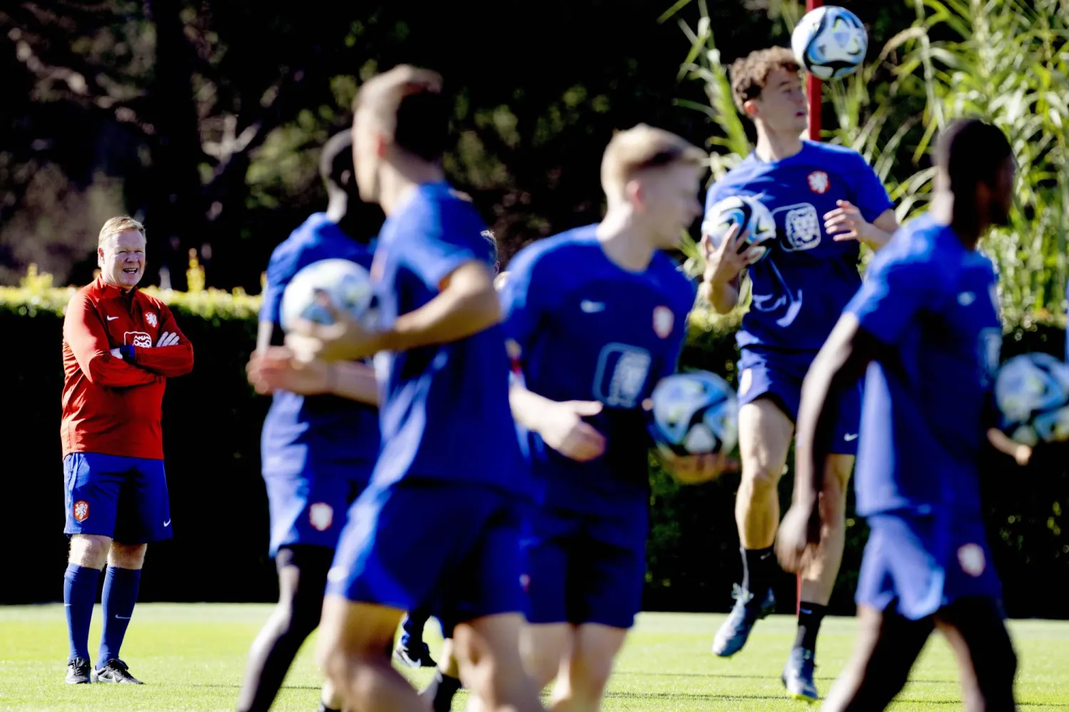 رونالد كومان يقود تدريبات منتخب هولندا (غيتي)