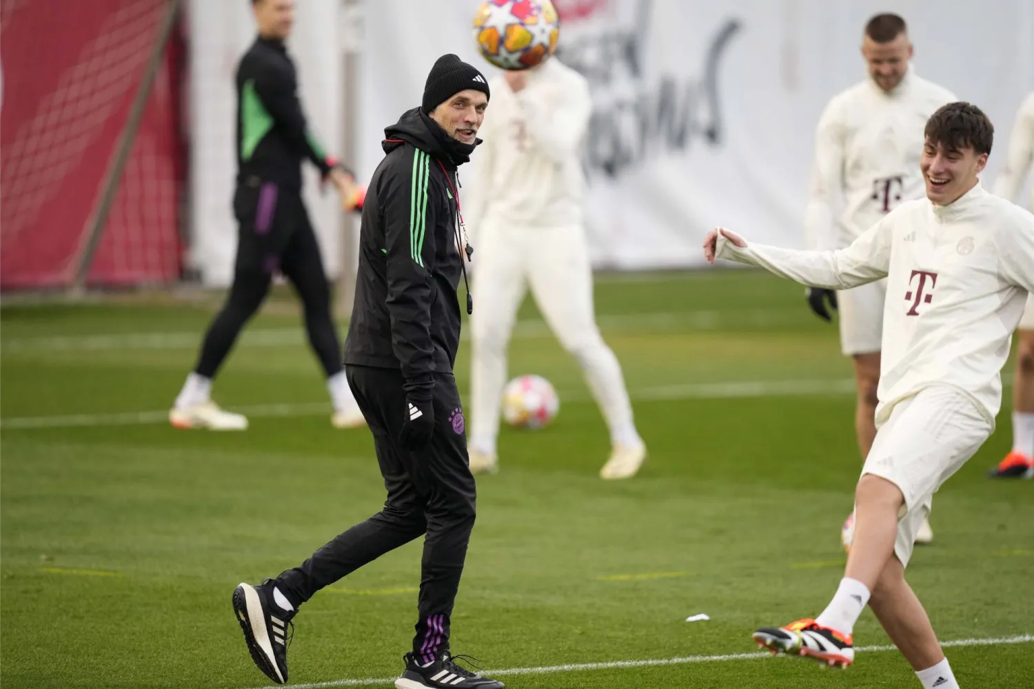 توخيل يقود تدريبات البايرن على أمل إنقاذ موسمه بلقب دوري الأبطال (أ.ب)